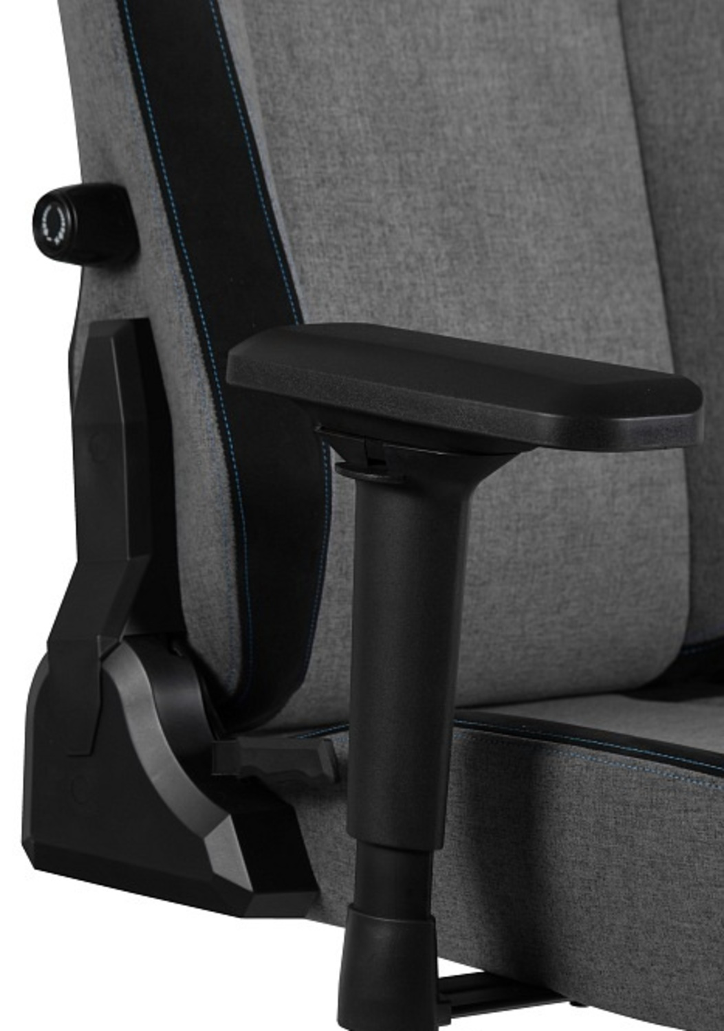 Szare krzesło biurowe z czarną wyściółką podłokietnika i niebieskimi szwami.