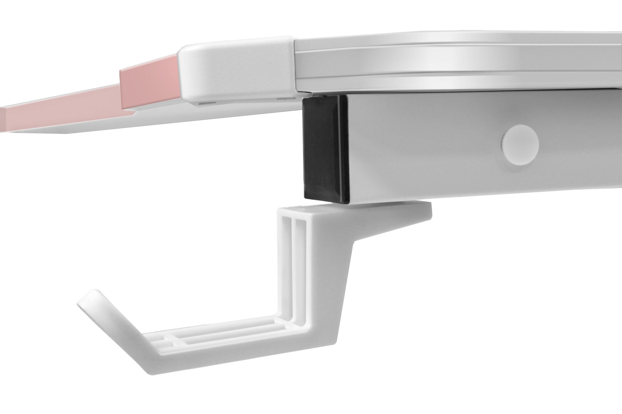 Biały haczyk wisi na szarej belce pod białej półki z różowym akcentem.