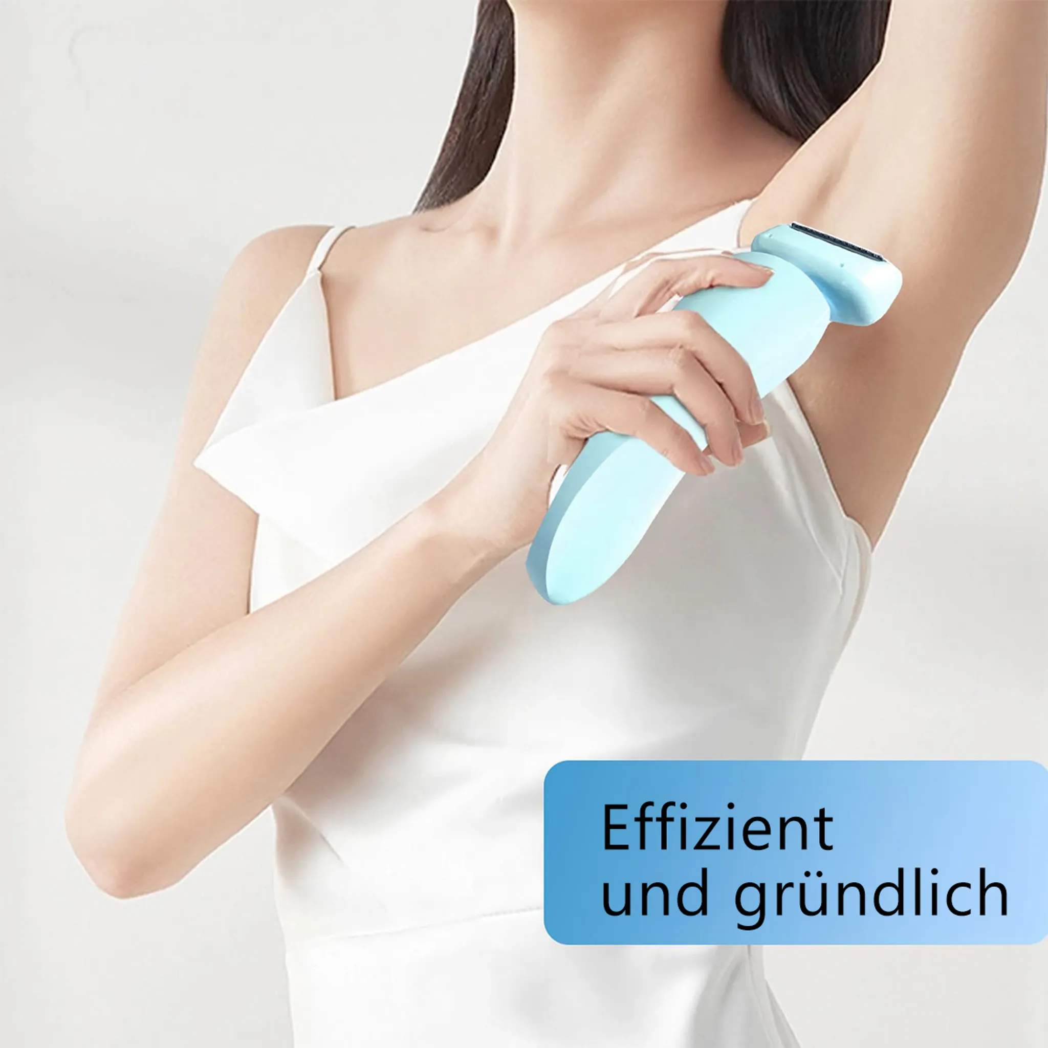 Eine Frau rasiert ihre Achselhöhle mit einem hellblauen Elektrorasierer.
