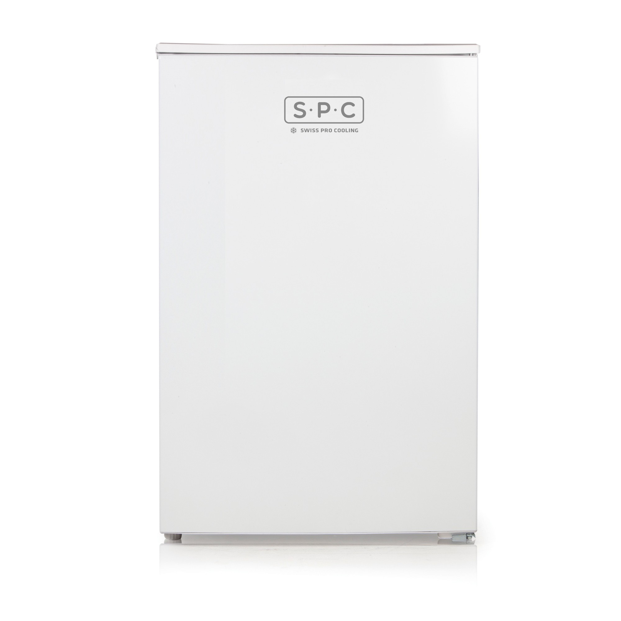 Ein weißer Kühlschrank mit dem Logo S•P•C Swiss Pro Cooling.