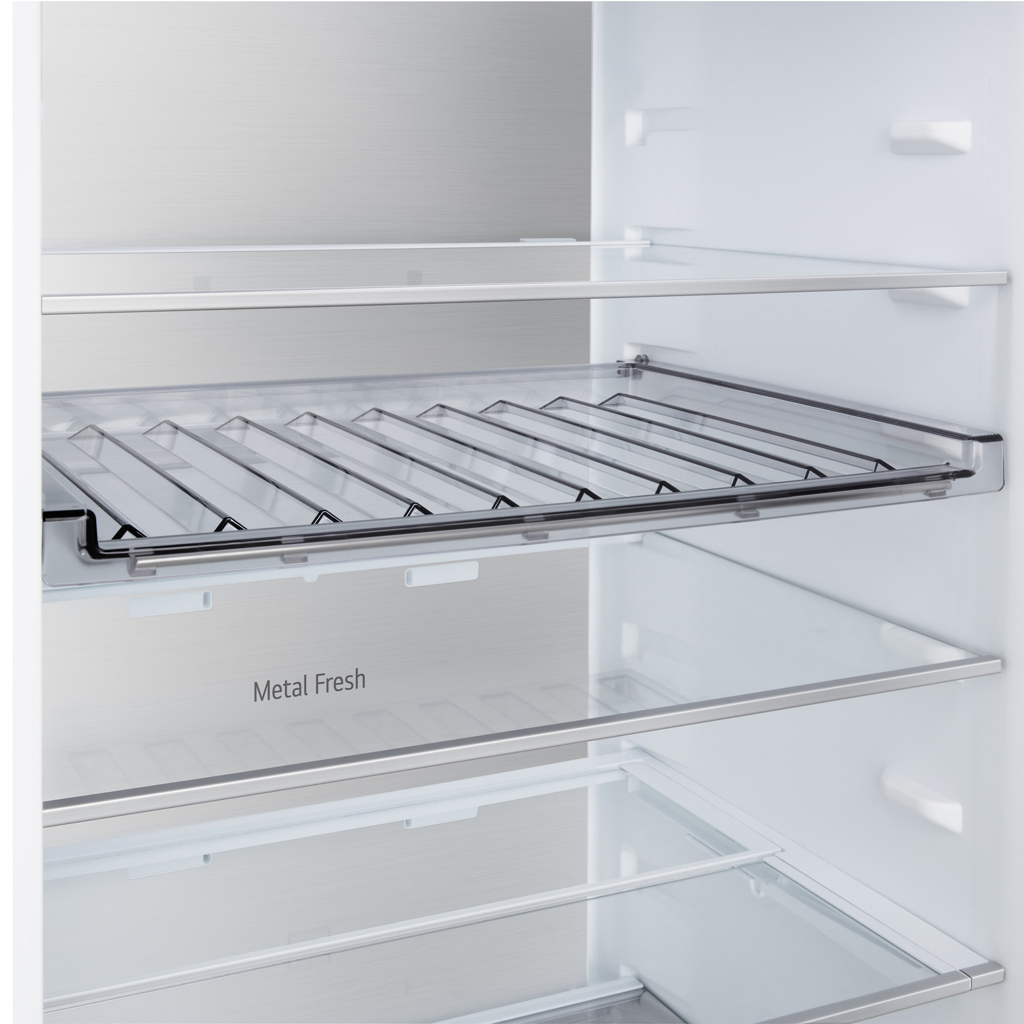 Innenansicht eines Kühlschranks mit Glasböden und einem Metallgitter.