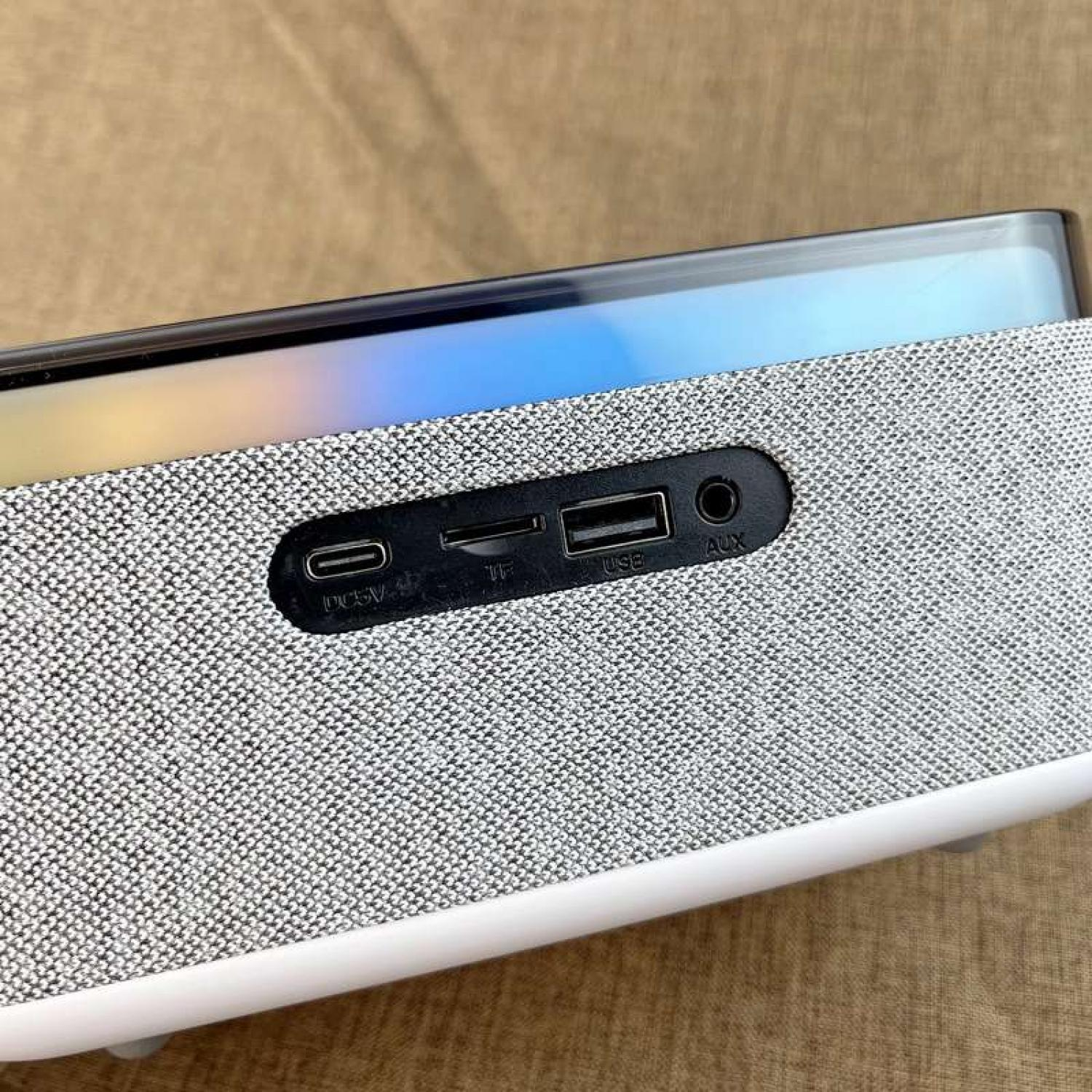 Nahaufnahme eines Lautsprechers mit Anschlüssen: DC IN, TF, USB und AUX.