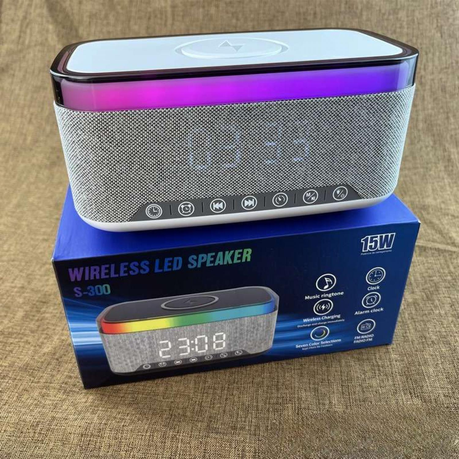 Ein kabelloser LED-Lautsprecher S-300 mit einem digitalen Display und farbiger Beleuchtung.