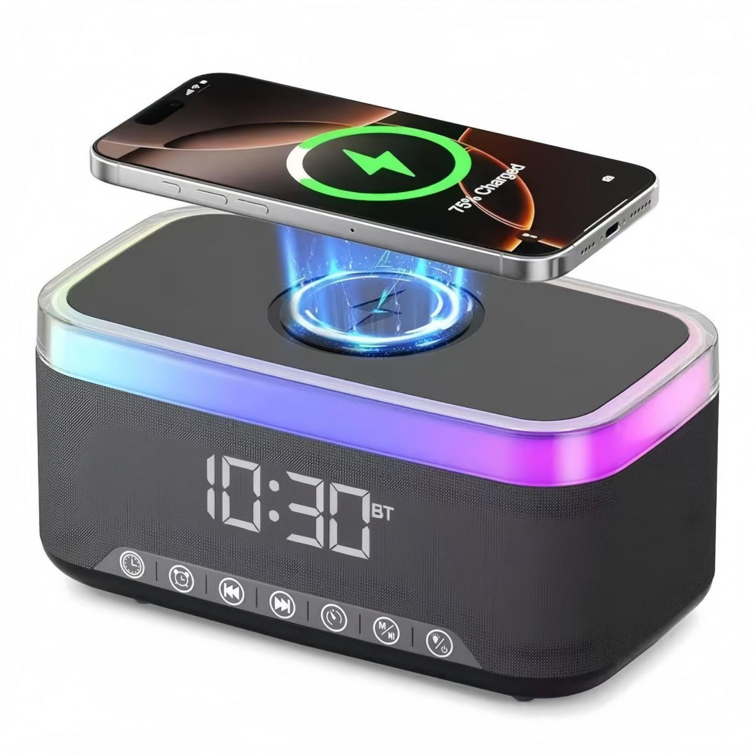 Ein Smartphone lädt drahtlos auf einem schwarzen Lautsprecher mit digitaler Uhr und bunten Lichtern.
