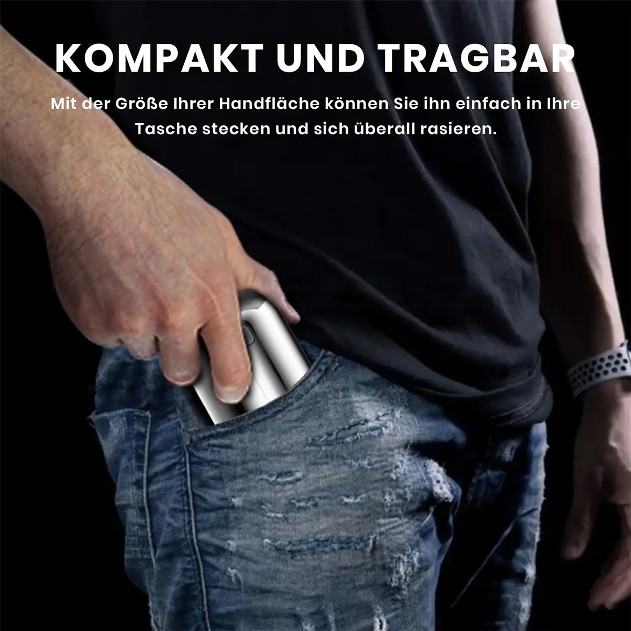 Ein Mann steckt einen silbernen Rasierer in seine Jeans-Tasche.