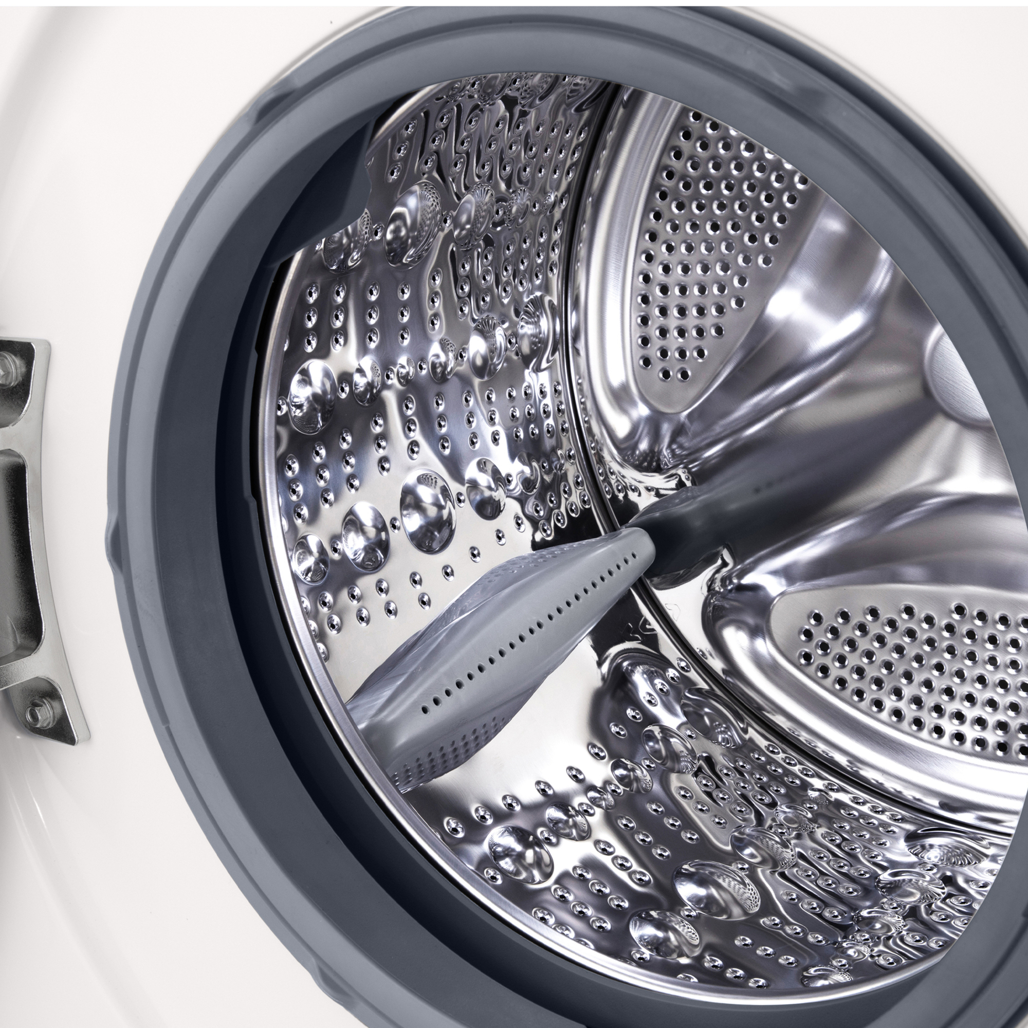 Detailaufnahme der Trommel einer Waschmaschine mit silbernem Metall und grauen Gummidichtungen.