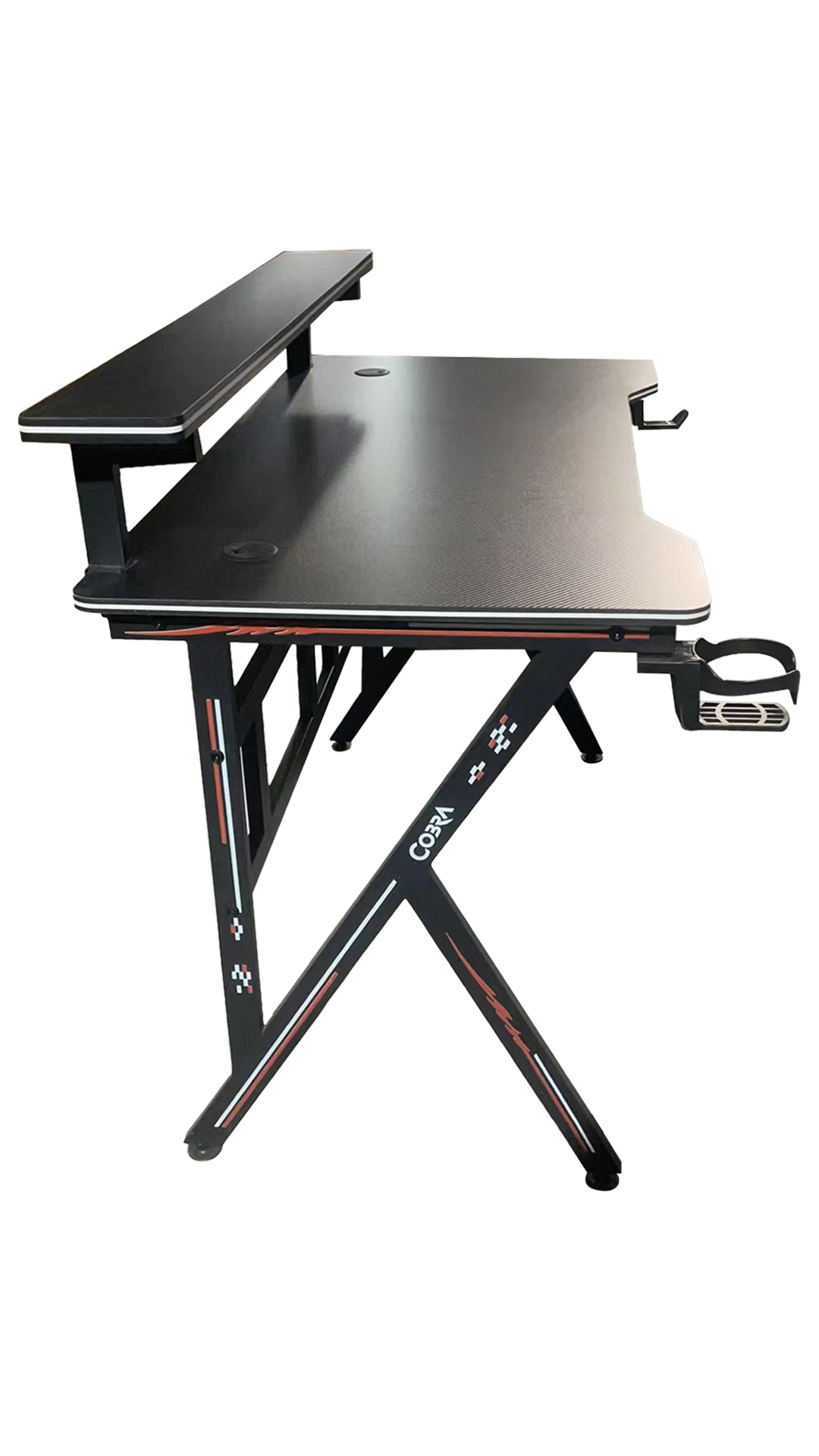 Czarny biurko gamingowe z podwyższoną półką, uchwytem na kubek i hakiem. Logo Cobra.