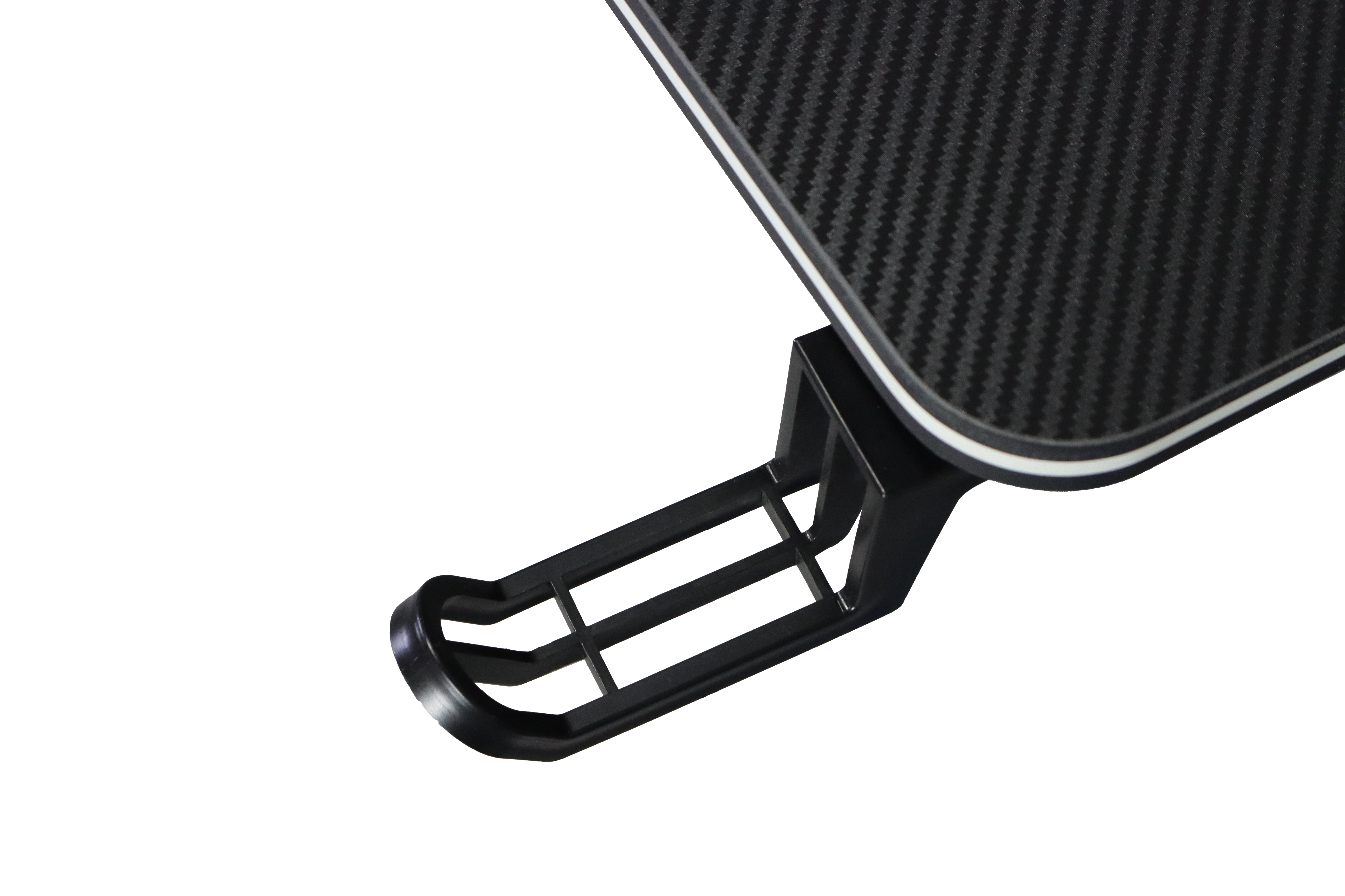 Czarny stół z wzorem karbonowym i hakiem na spodzie.