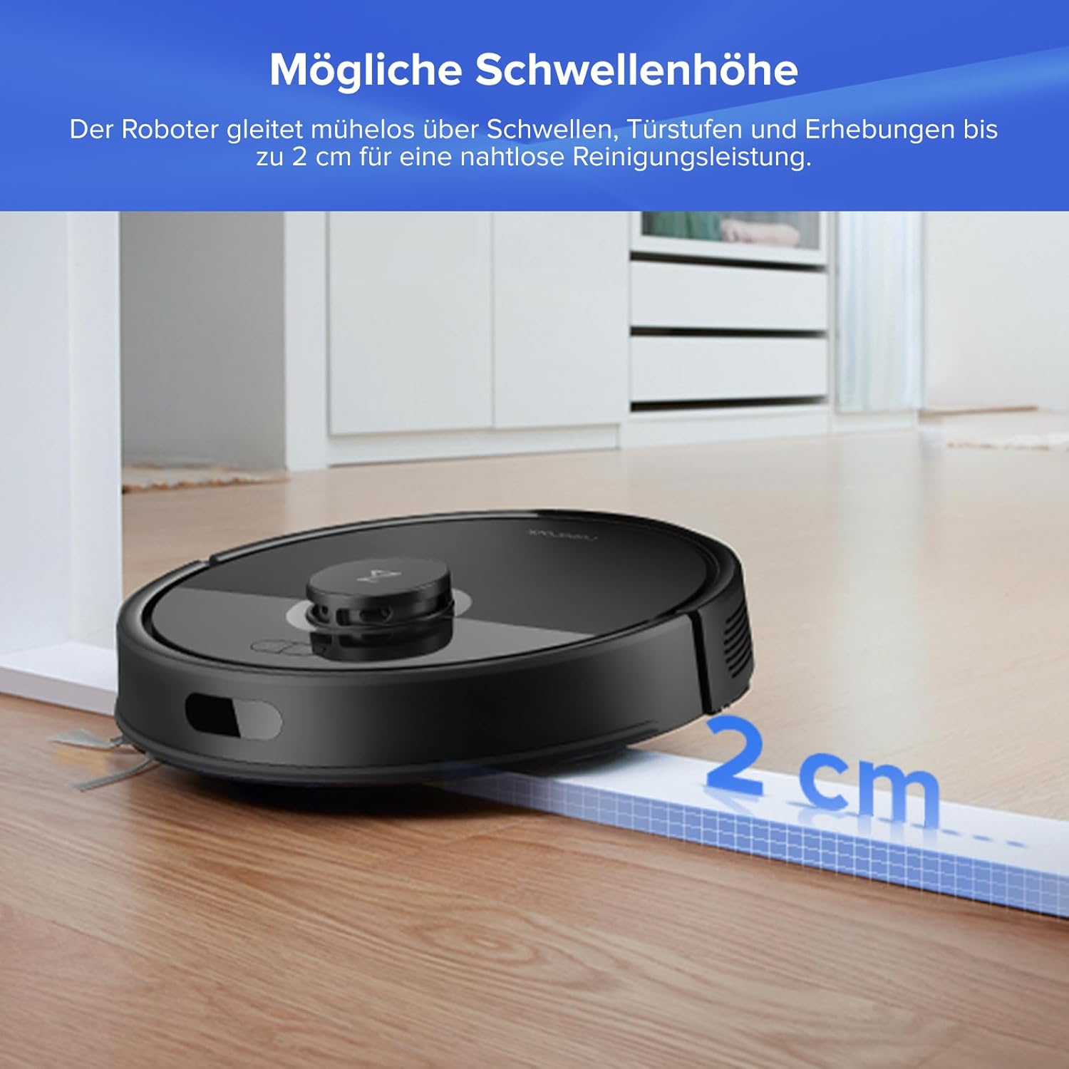 Schwarzer Saugroboter überquert 2 cm hohe Schwelle auf Holzboden.