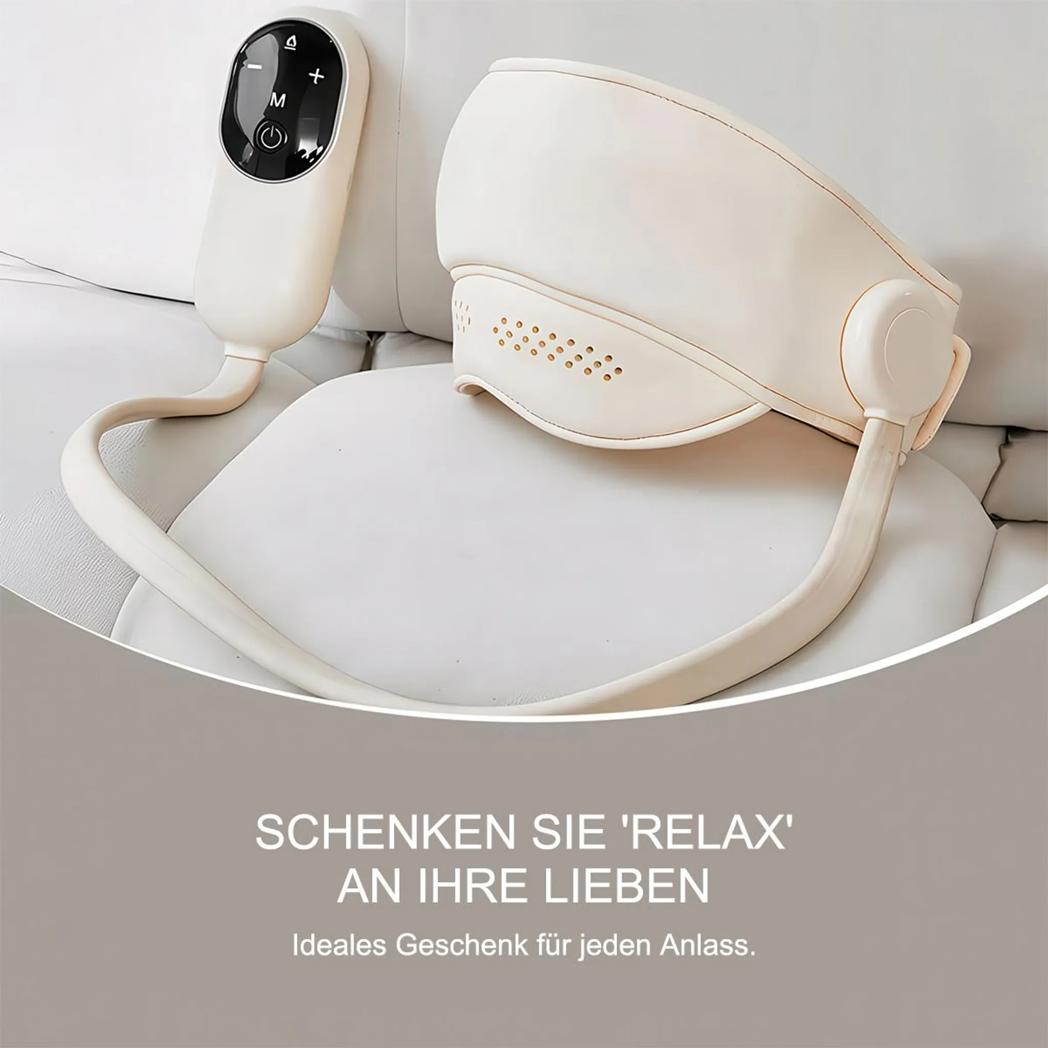 Ein beigefarbener Nackenmassagegerät mit Fernbedienung liegt auf einem weißen Sofa.