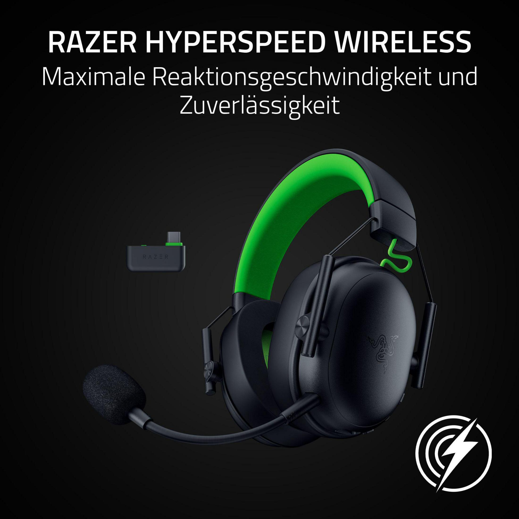 Czarne słuchawki Razer z zielonymi akcentami i donglem USB.