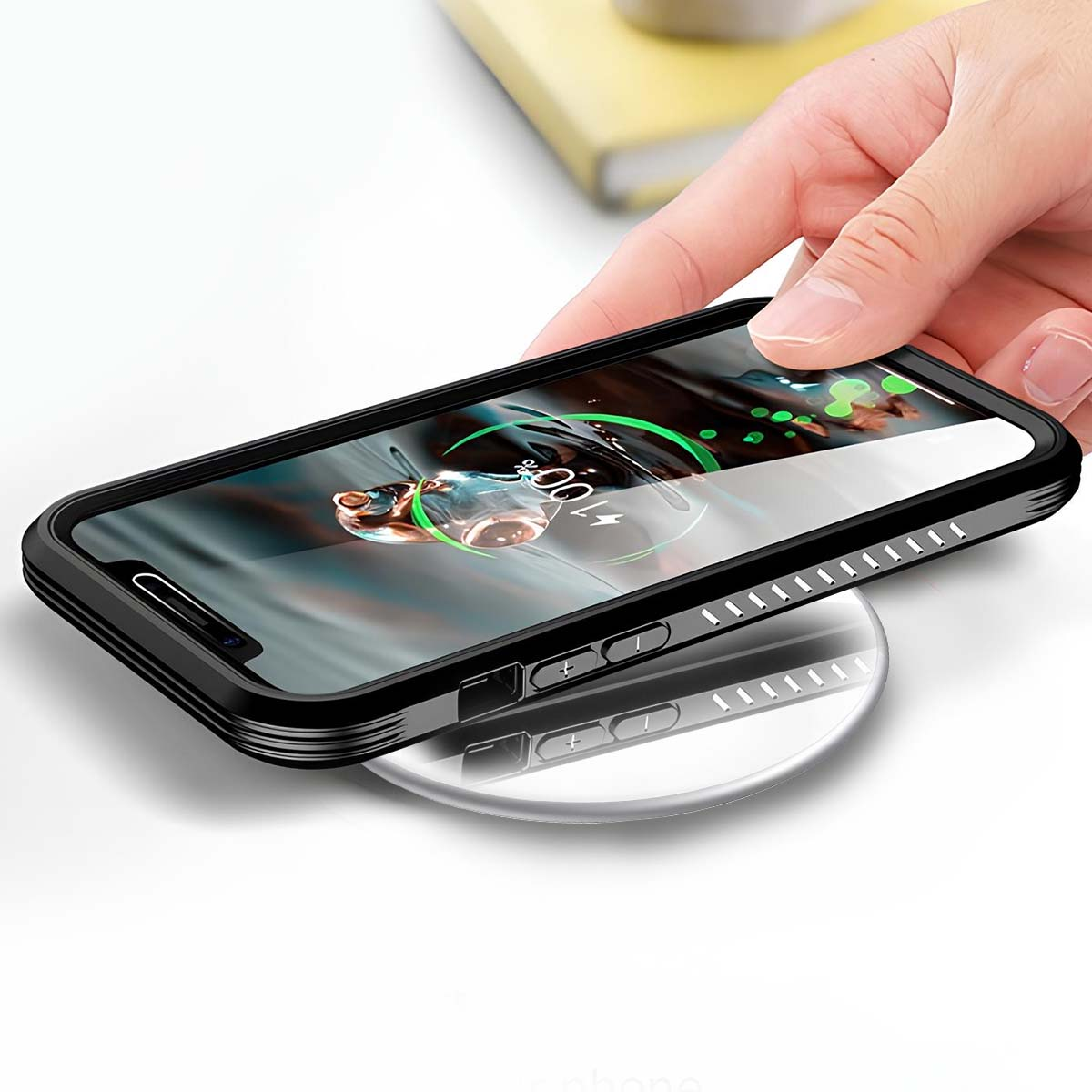 Hand legt ein Smartphone auf ein kabelloses Ladegerät, 100% Akku.