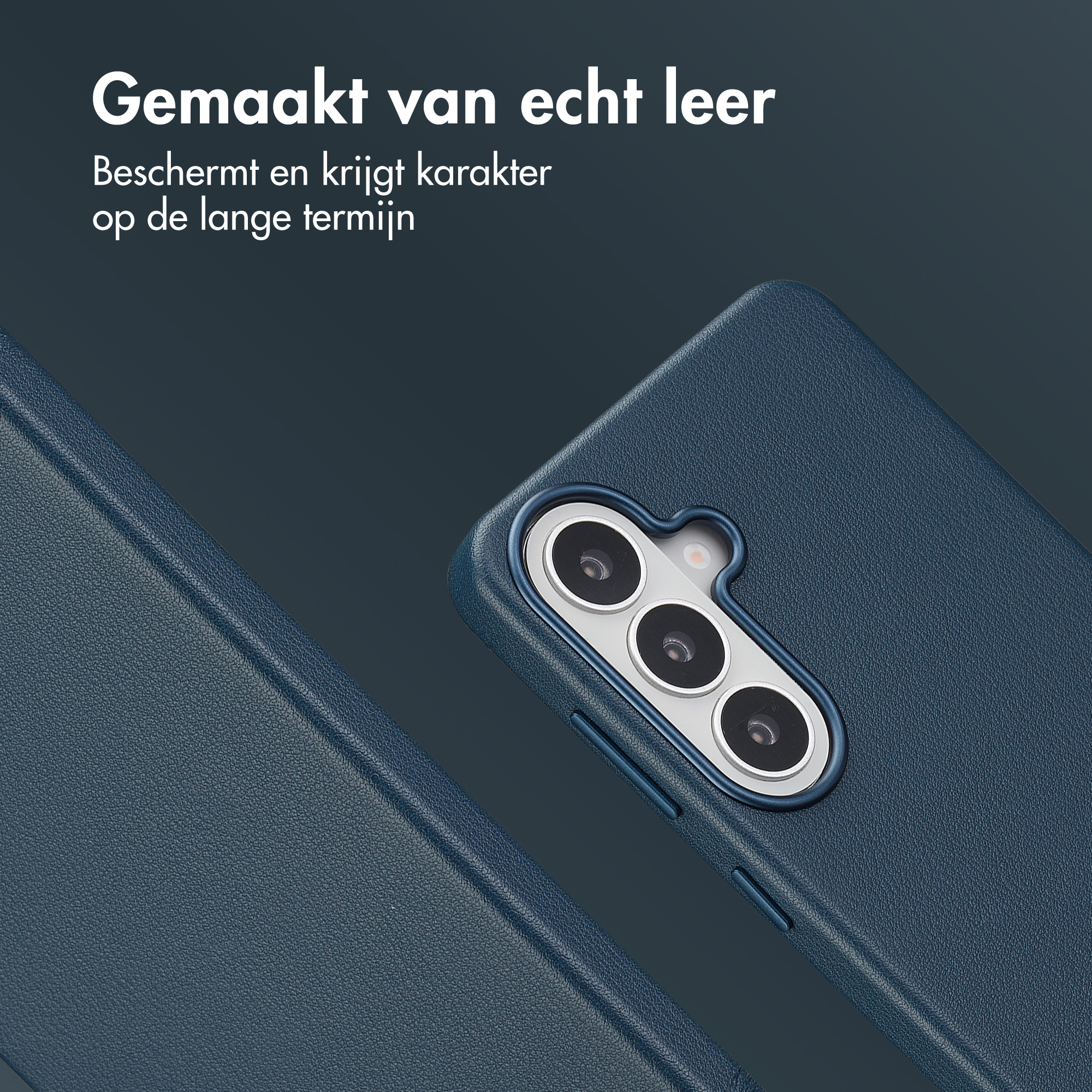 Coque de téléphone en cuir bleu foncé avec découpe caméra.