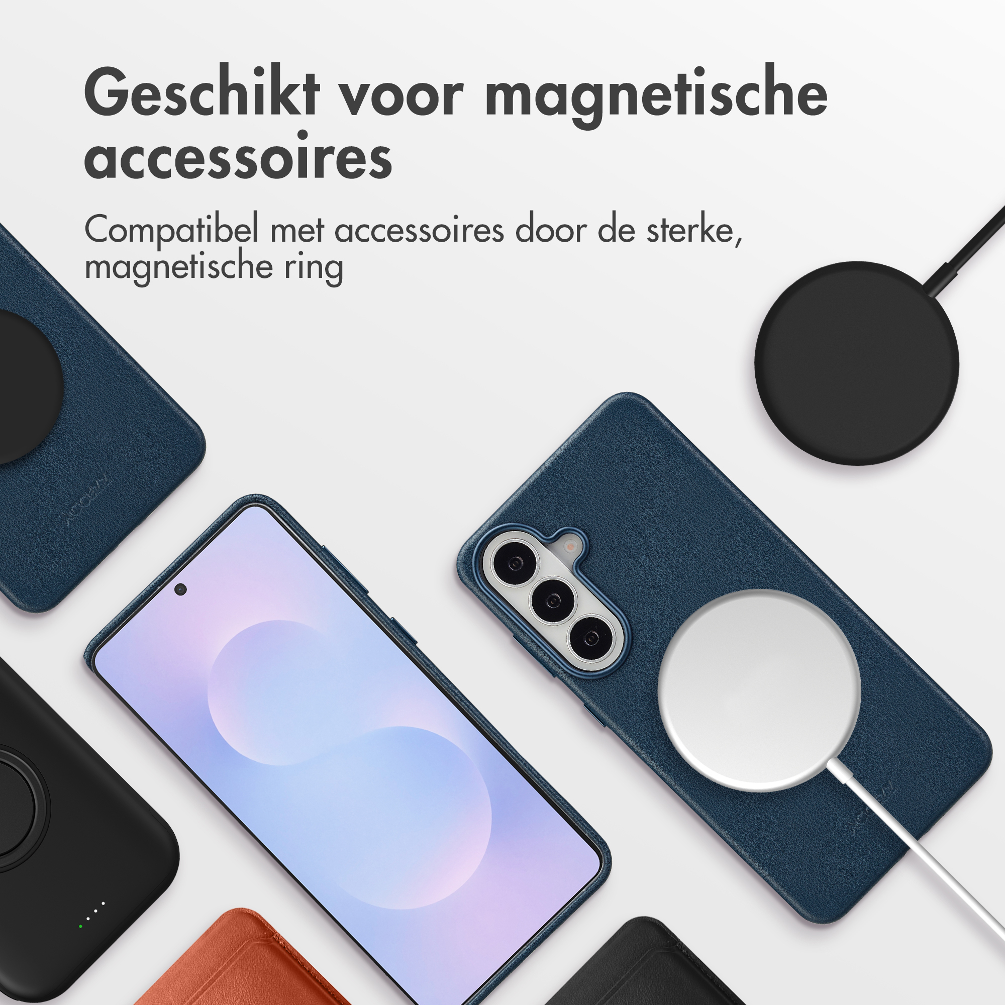 Trois étuis de téléphone et un smartphone, un étui bleu avec anneau magnétique.