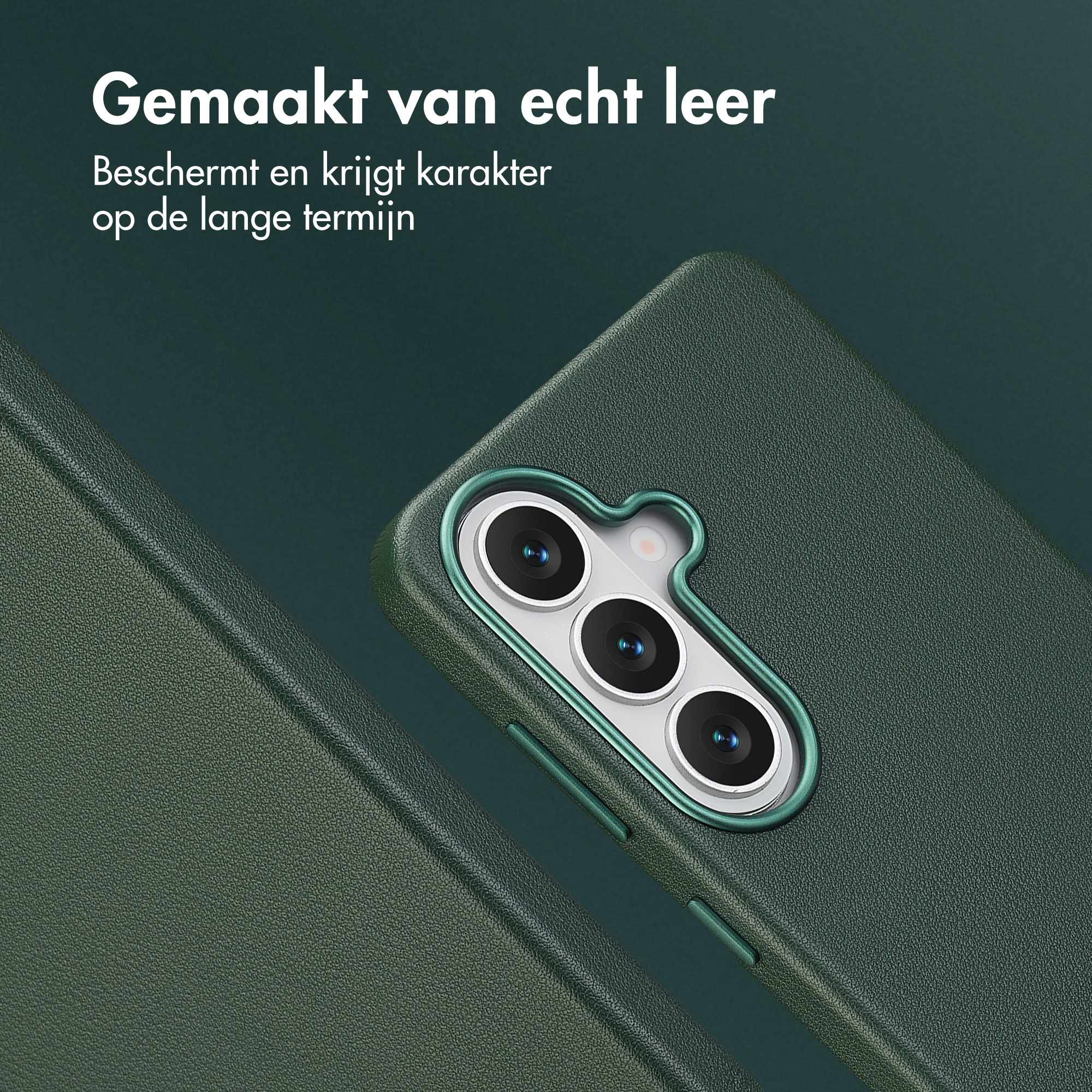 Étui de téléphone en cuir vert foncé montrant des détails de caméra et texte.
