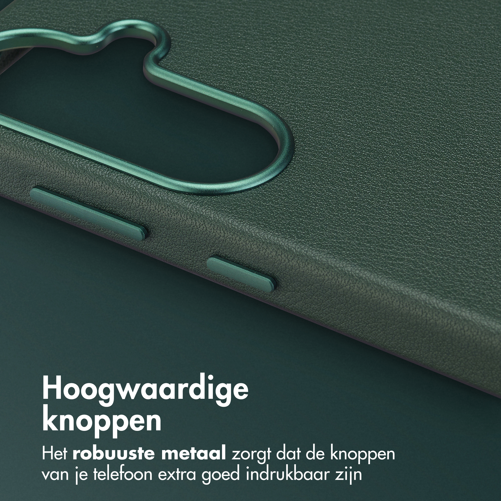 Coque de téléphone vert foncé avec boutons métalliques et bordure stylisée.