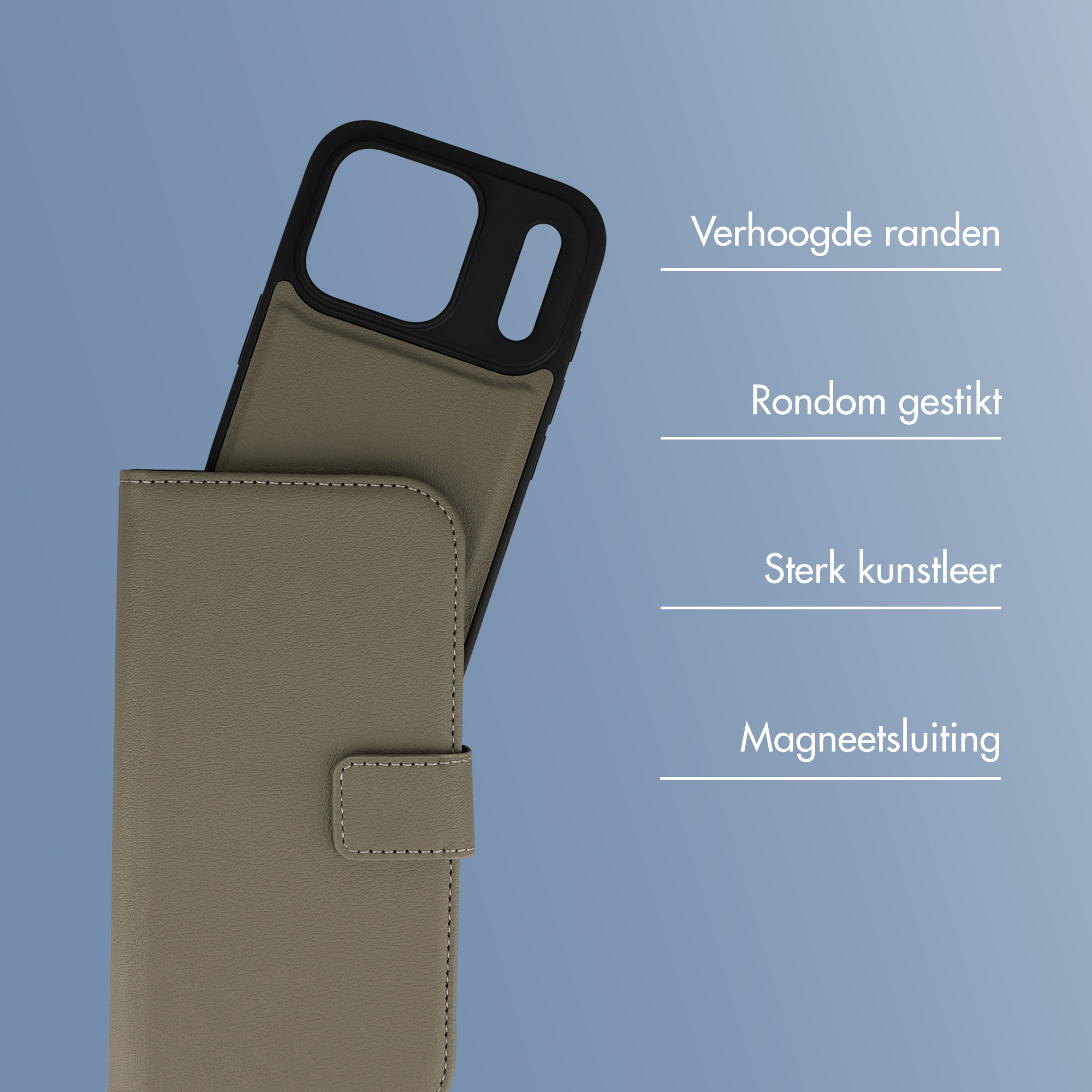 Een bruine leren telefoonhoes, open tegen een blauwe achtergrond.