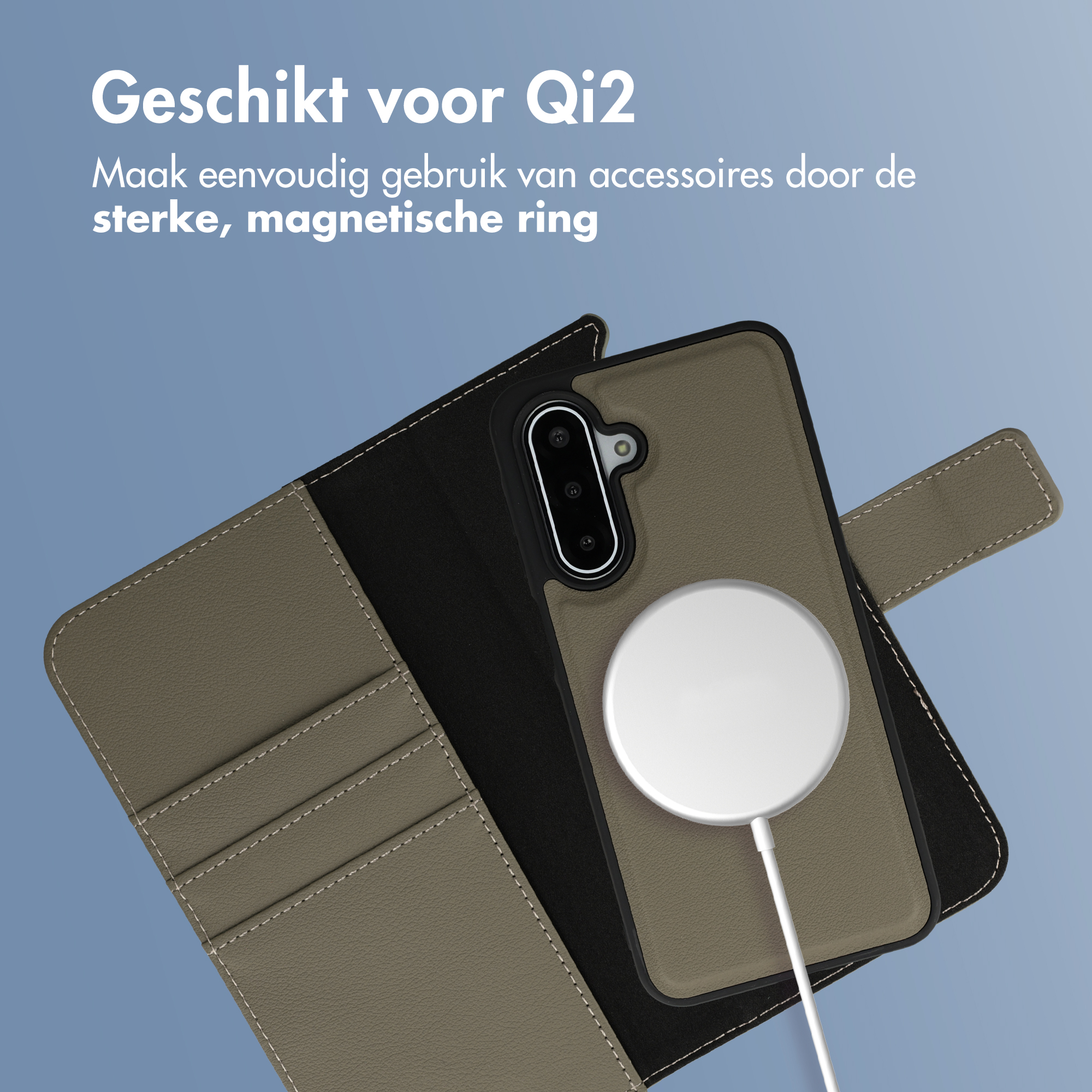 Een bruine telefoonhoes met een witte laadplaat en kabel.