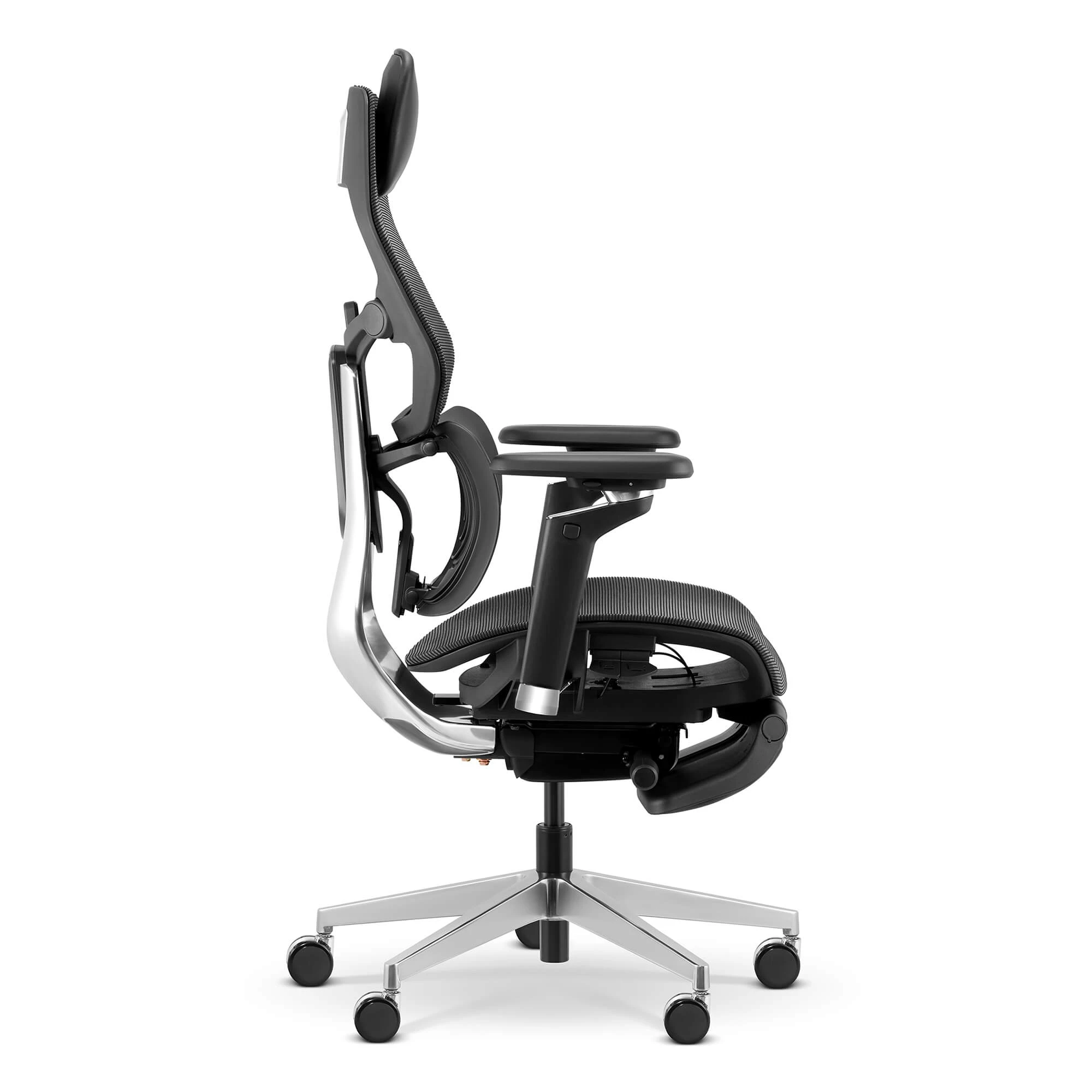 Czarny fotel biurowy z siatkowym oparciem i srebrną podstawą na kółkach.