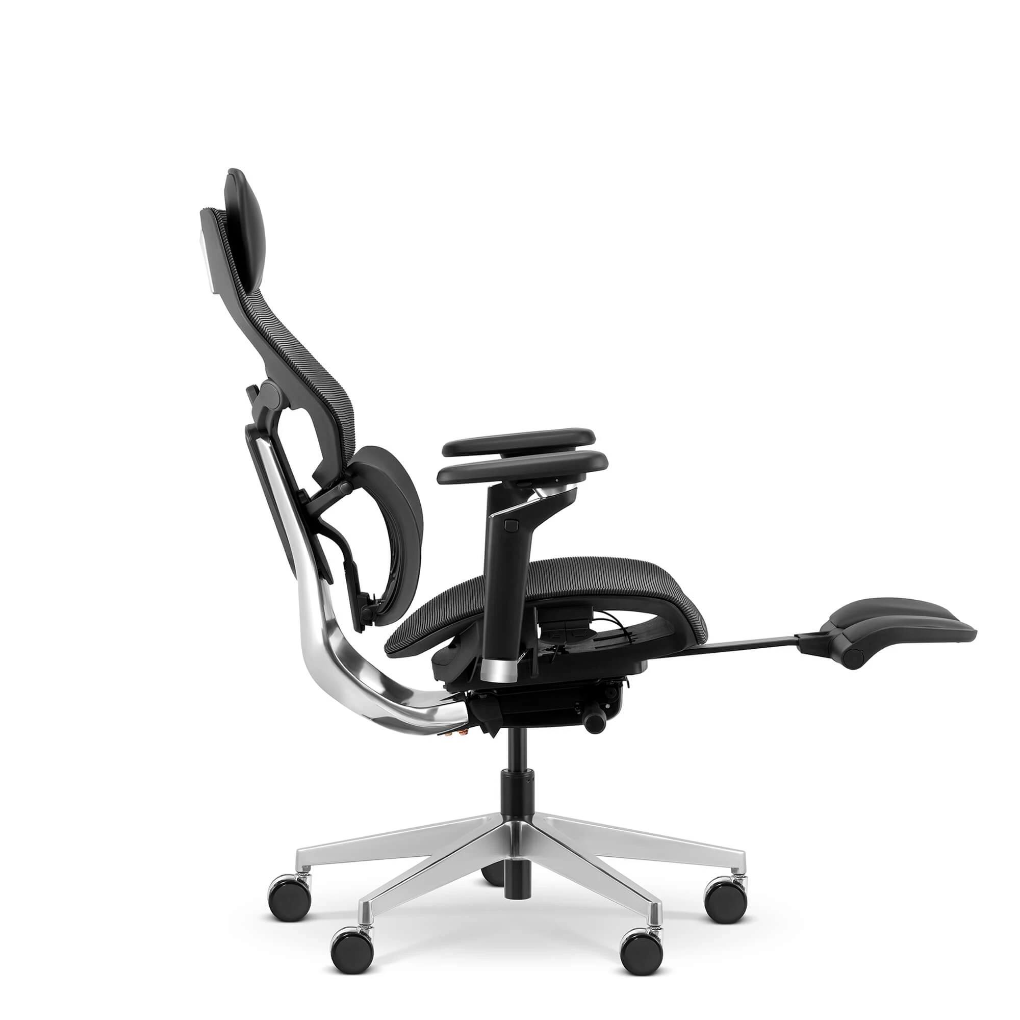 Czarny ergonomiczny fotel biurowy z podnóżkiem, regulowanymi podłokietnikami i zagłówkiem.