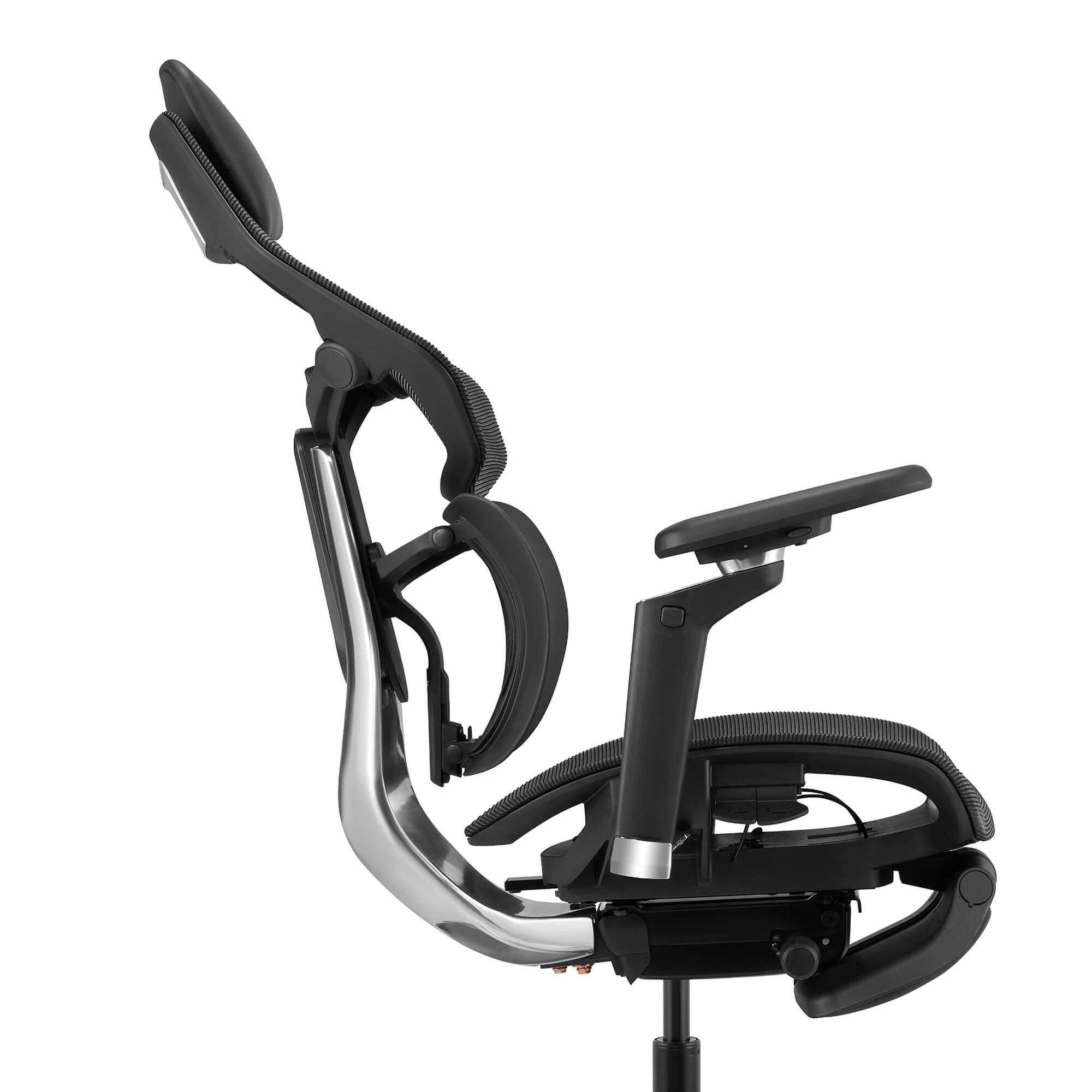 Czarny fotel biurowy z chromowaną ramą, regulowanym zagłówkiem i podłokietnikami.