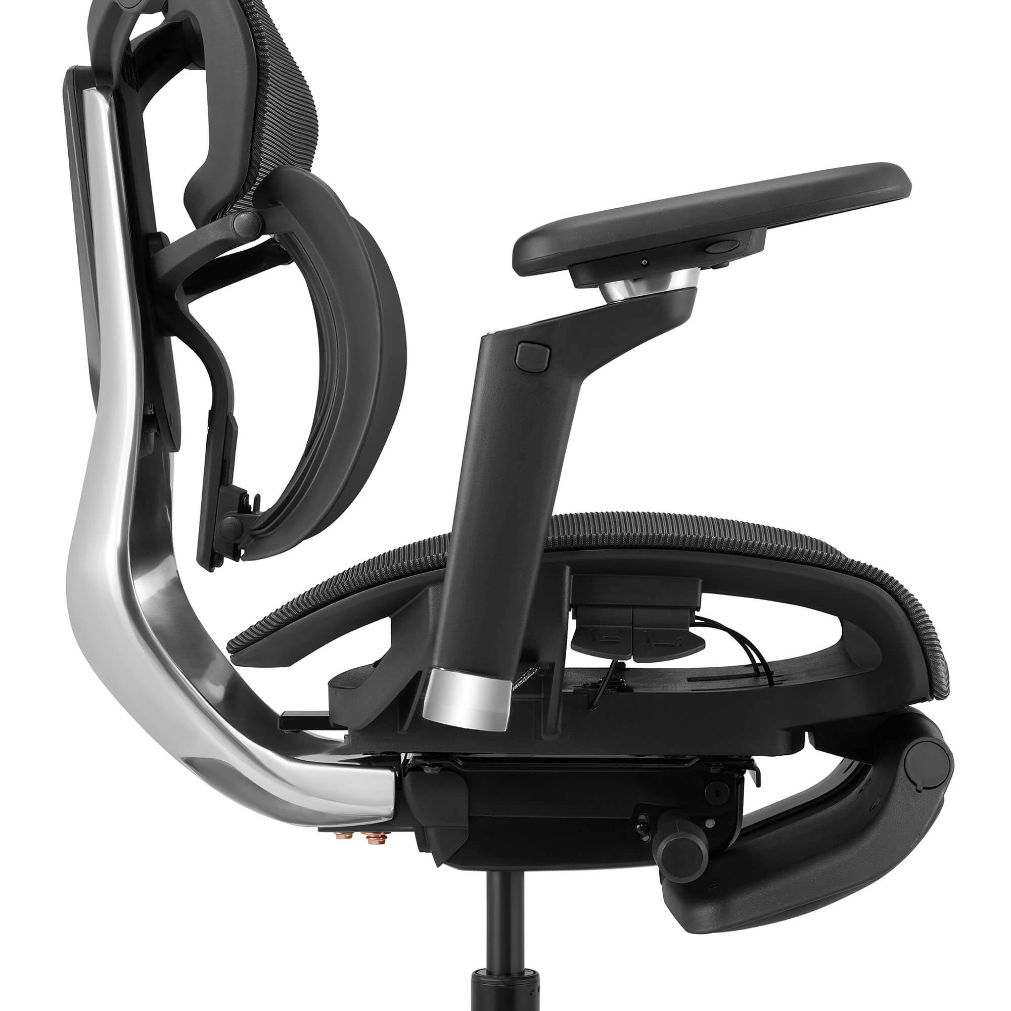 Czarno-srebrne krzesło biurowe z siatkowym oparciem i regulowanymi podłokietnikami.