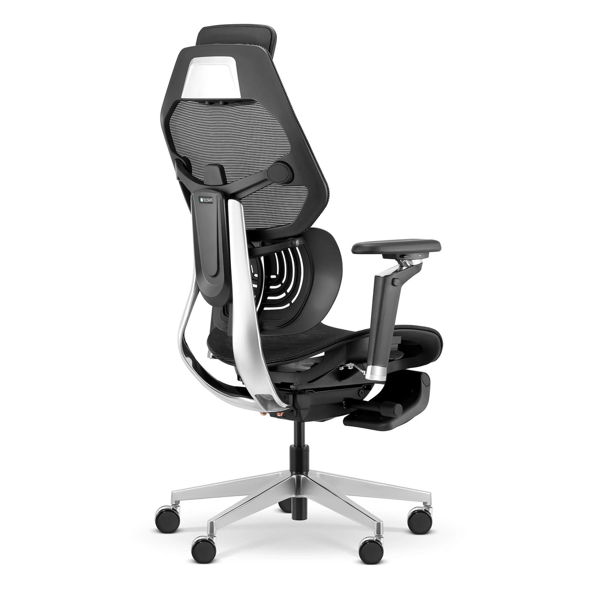 Ergonomiczne krzesło biurowe z czarnym oparciem z siatki, regulowanymi podłokietnikami i podnóżkiem.