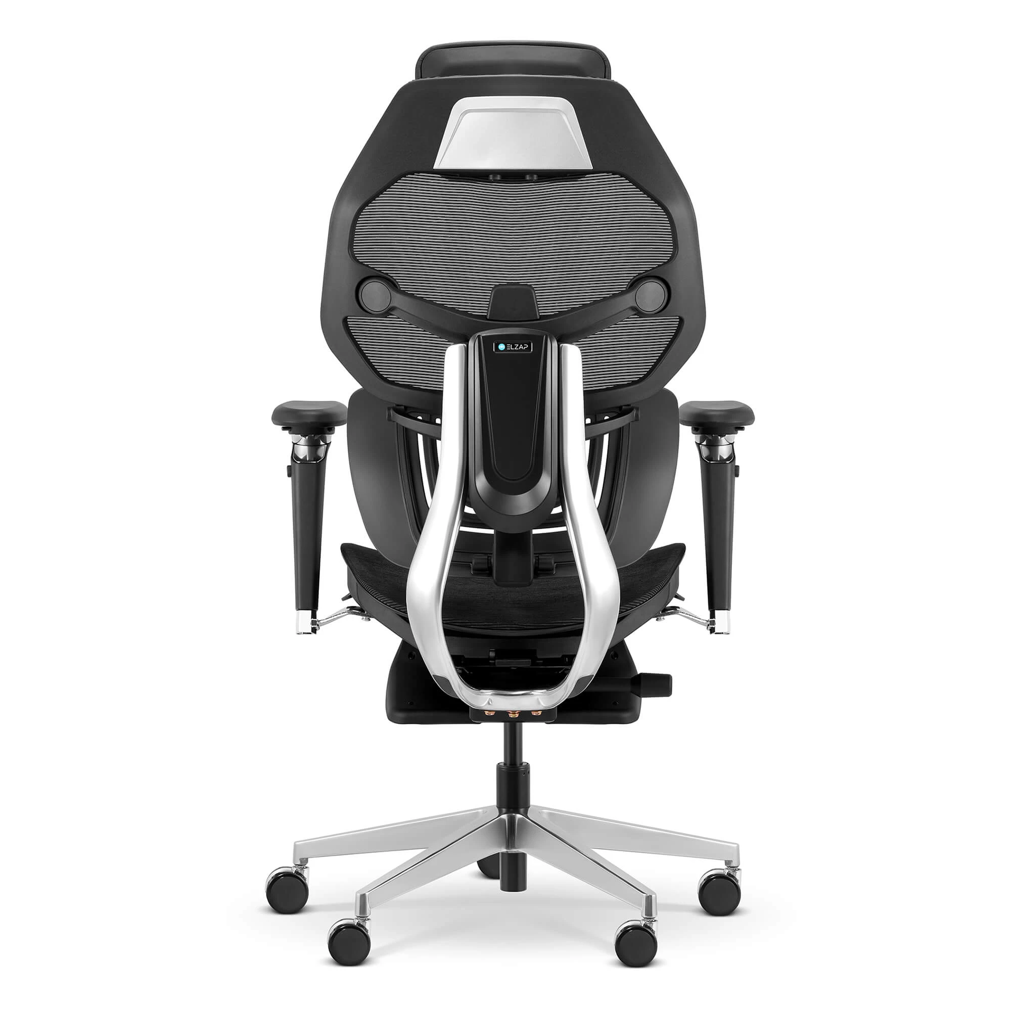 Widok z tyłu czarnego fotela biurowego ze srebrnymi akcentami i kółkami.