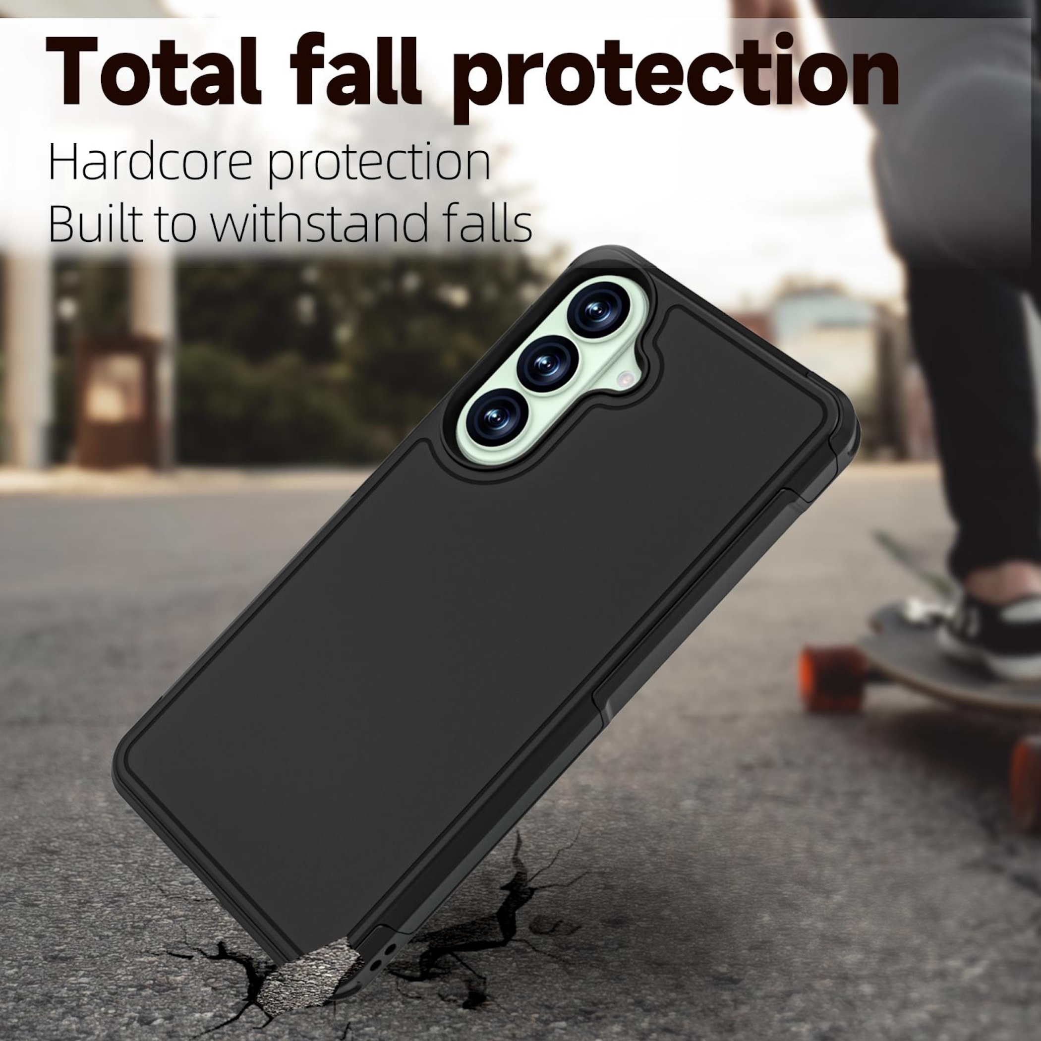 Schwarzes Handycase mit drei Kameras auf rissigem Asphalt neben einem Skateboard.
