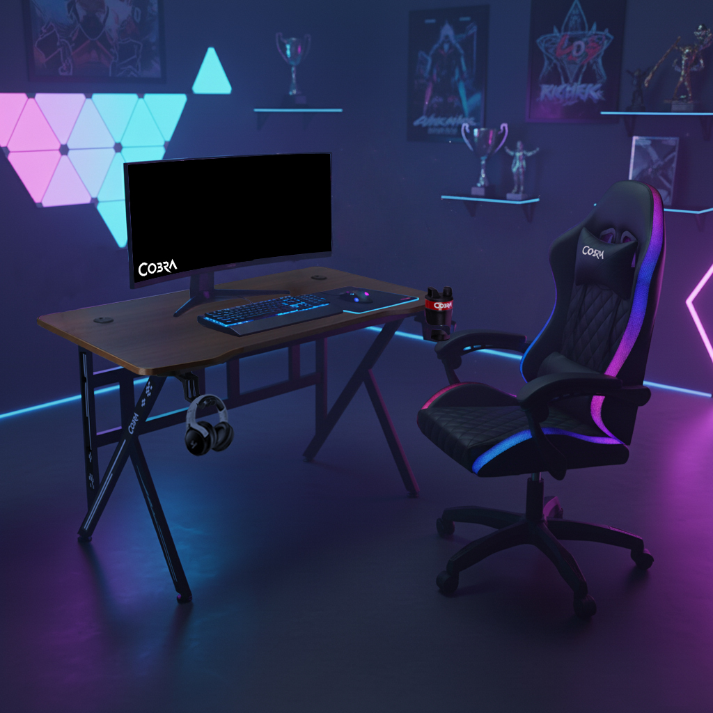 Zestaw do gier z biurkiem, krzesłem, monitorem, klawiaturą i słuchawkami w neonowym świetle.