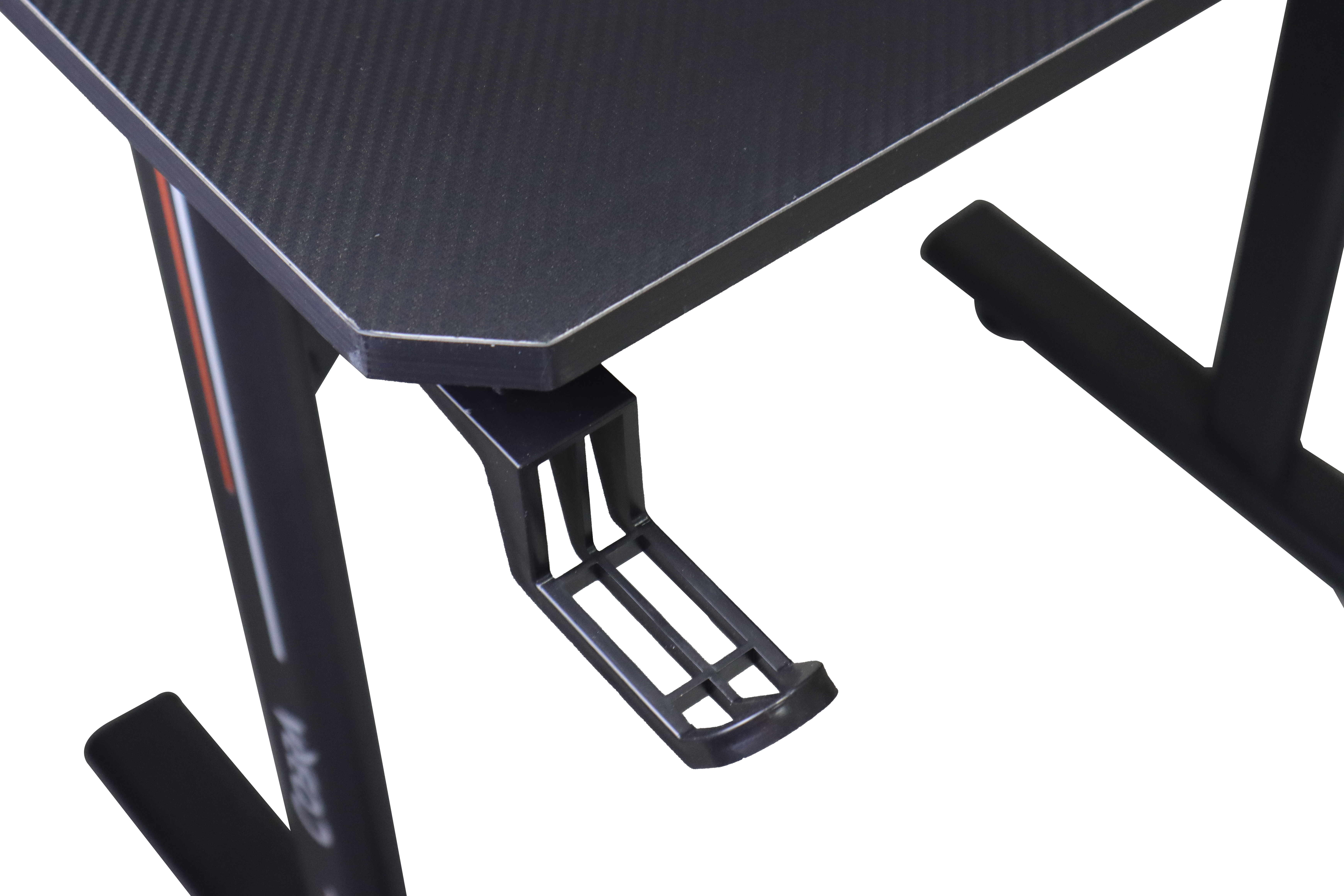 Czarny biurko gamingowe z wzorem włókna węglowego i uchwytem.
