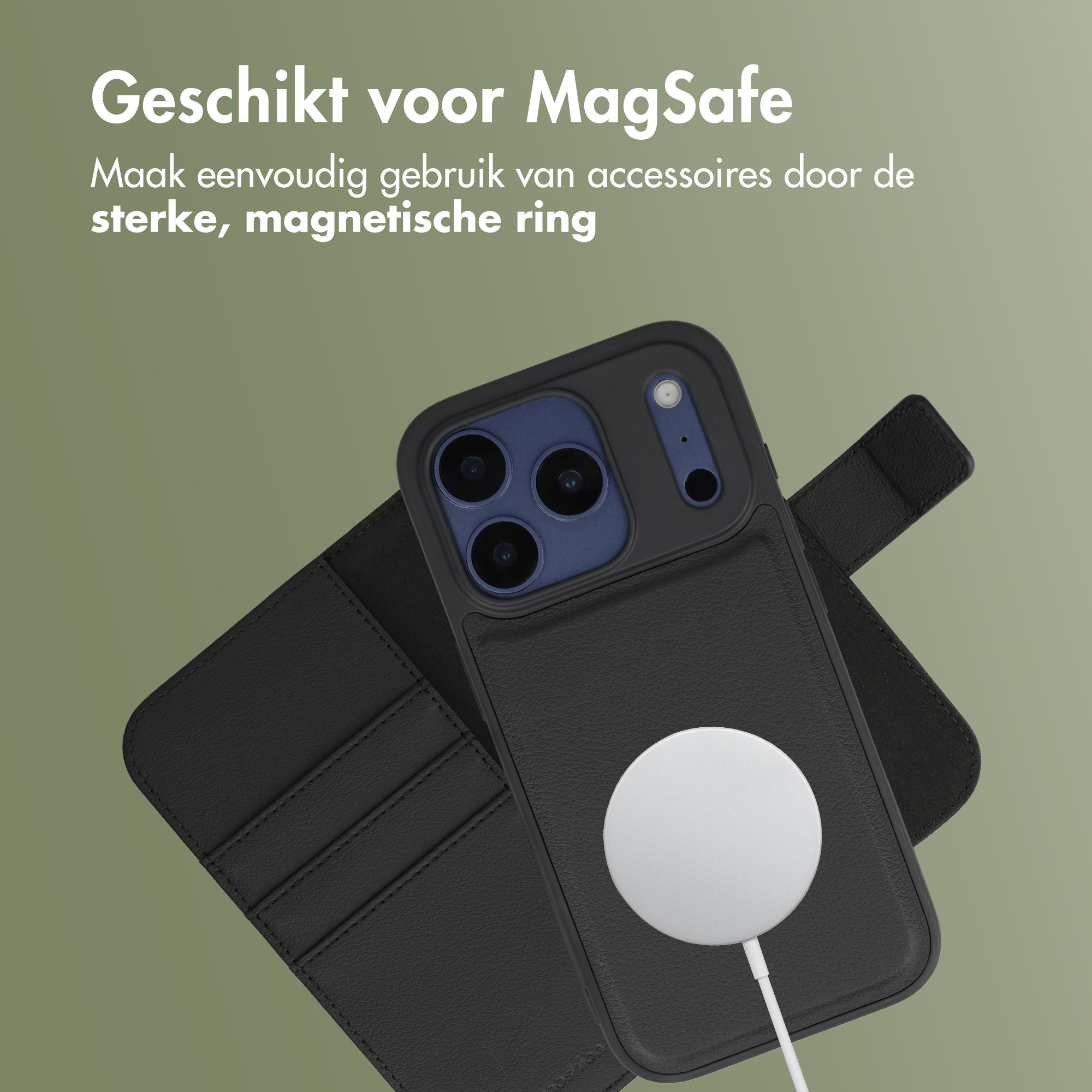 Een zwarte iPhone met MagSafe oplader en hoes op groene achtergrond.