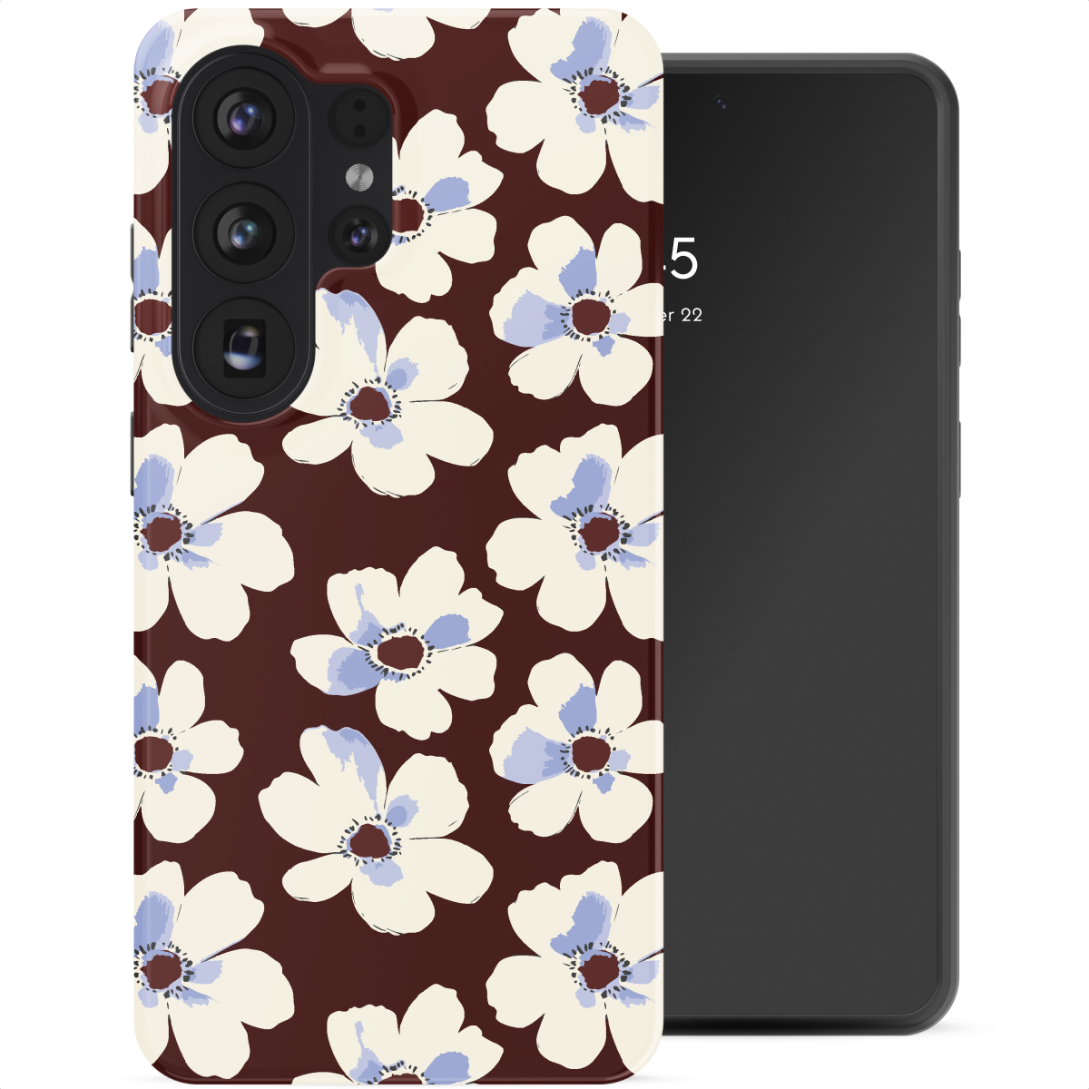 Een telefoonhoes met bloemenpatroon op donkerrode achtergrond naast een smartphone.