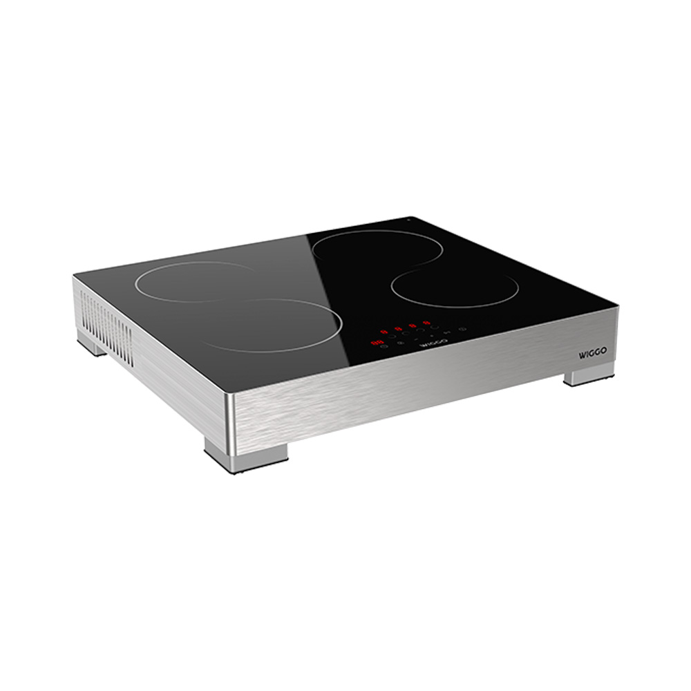 Une plaque à induction argentée avec surface en verre noir et quatre zones de cuisson.