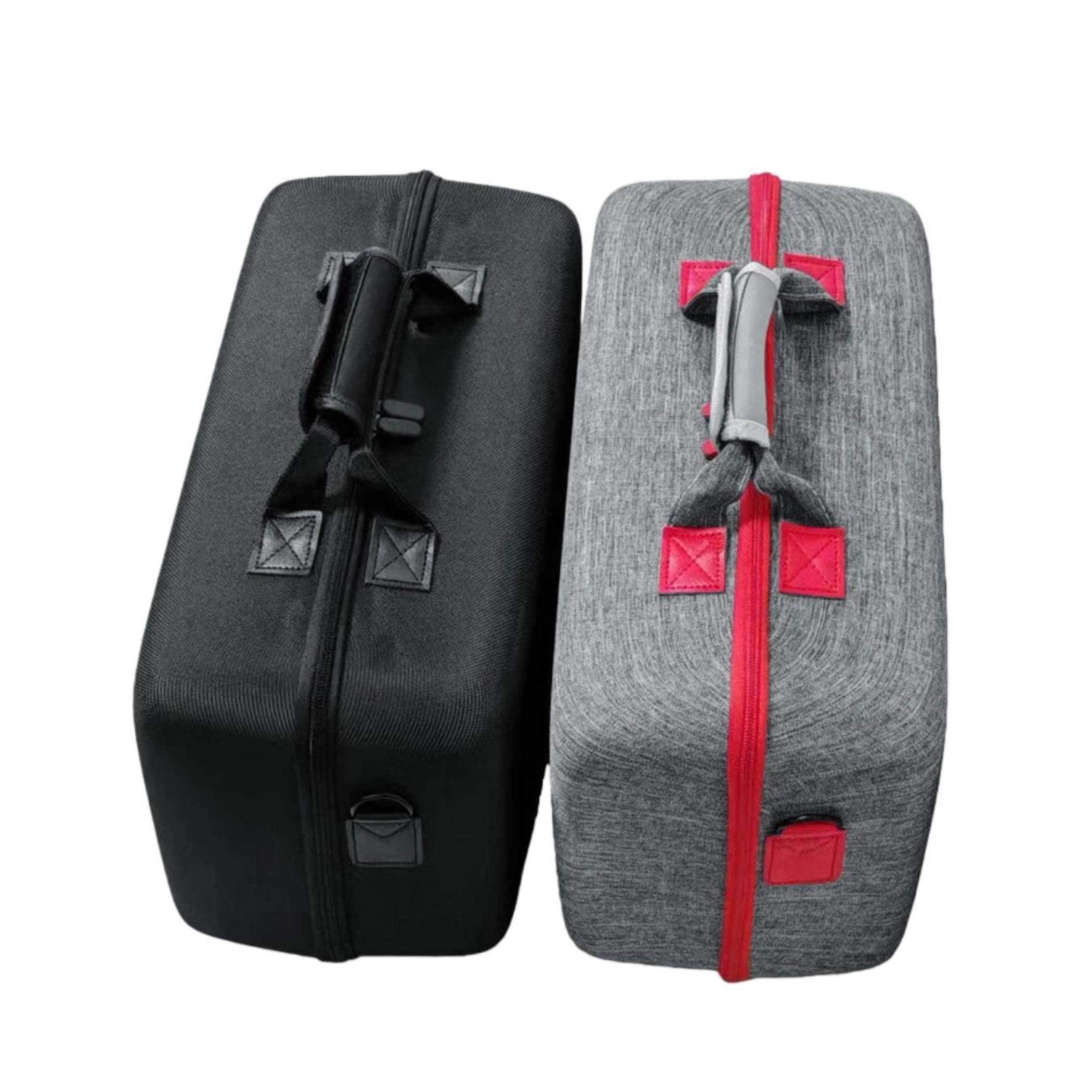 Dos bolsas rectangulares una al lado de la otra, una negra, una gris con cremallera roja.