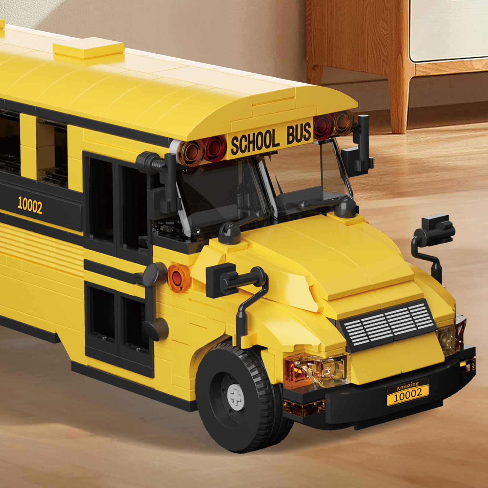Ein gelber Spielzeug-Schulbus aus Bausteinen mit der Nummer 10002.