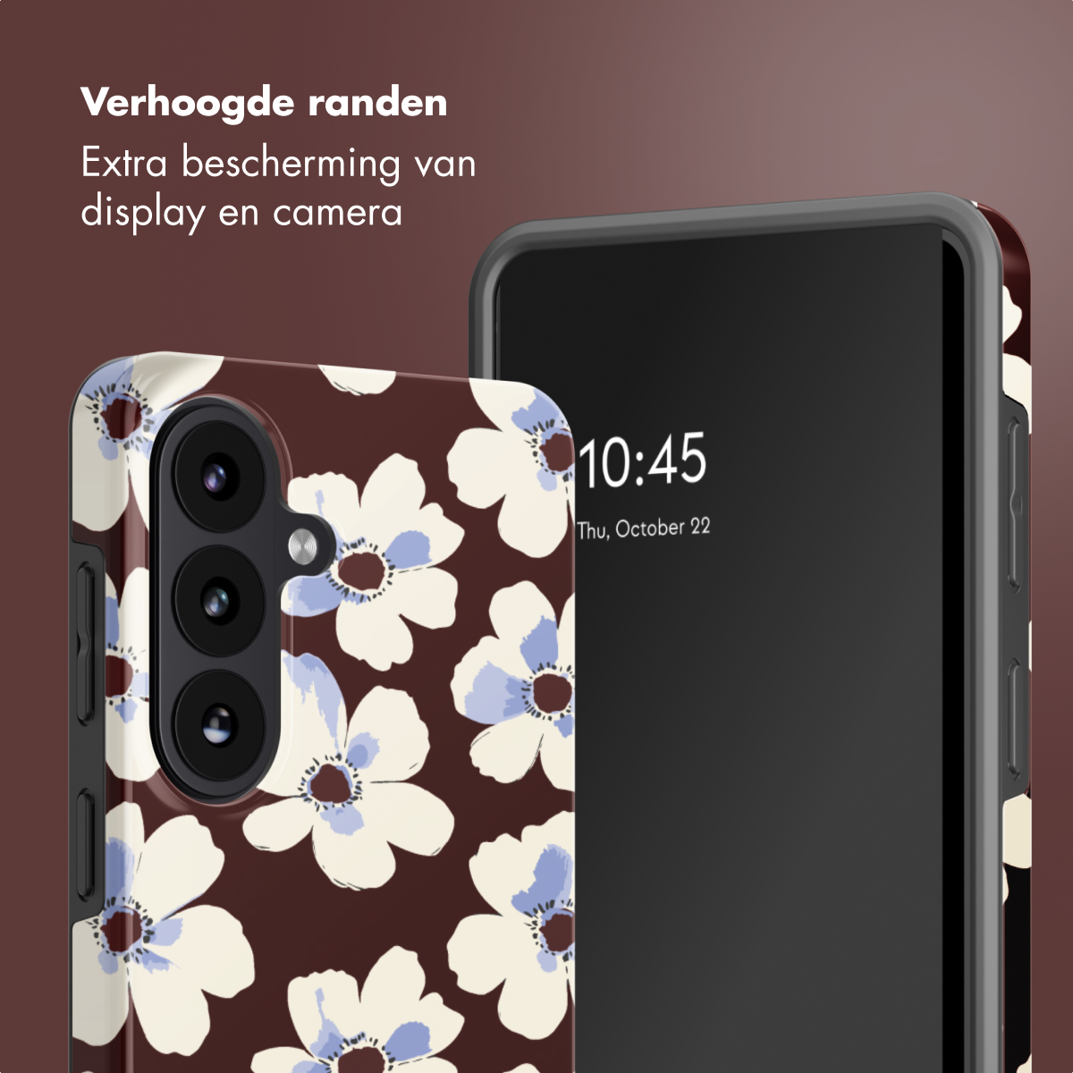 Bruine telefoonhoes met bloemenpatroon naast een smartphone met de tijd.