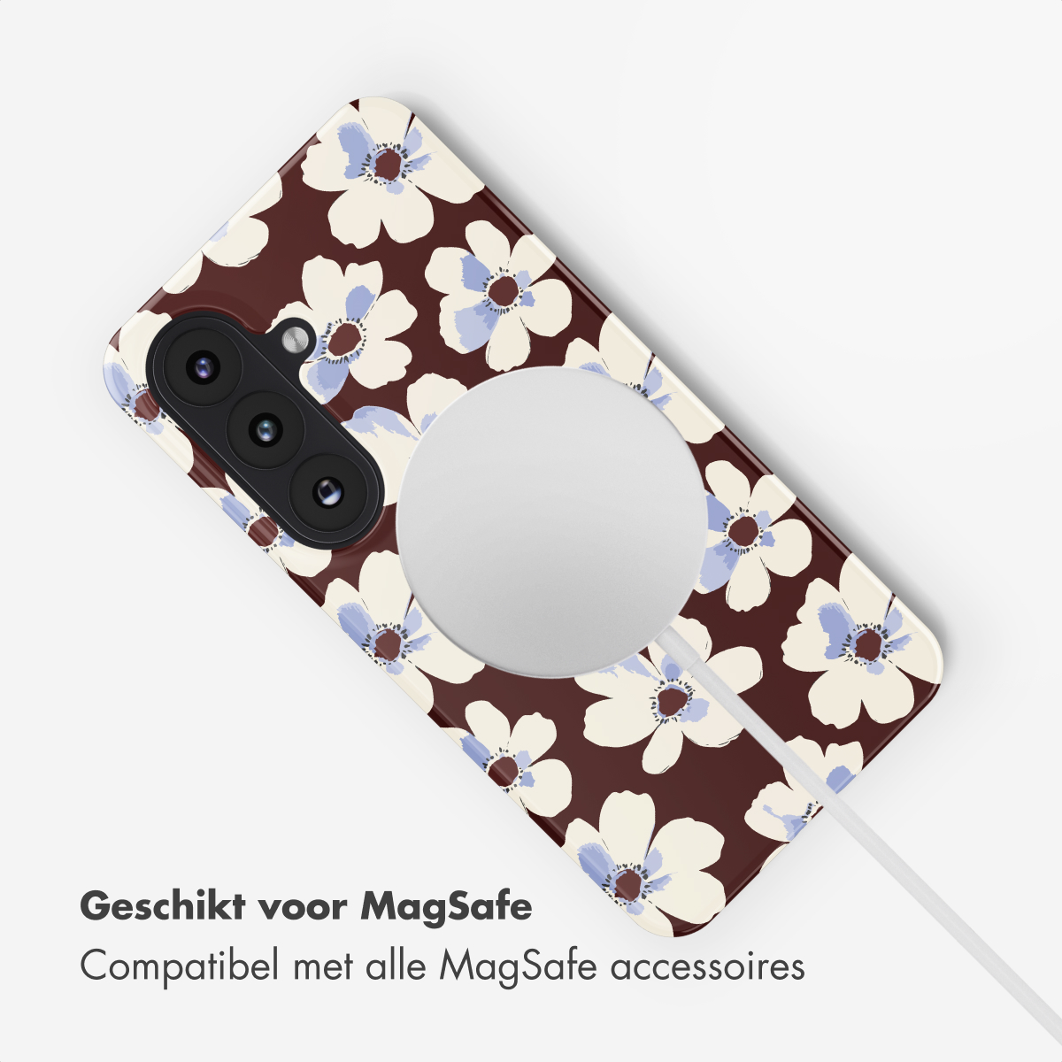 Bruine telefoonhoes met bloemenpatroon, MagSafe-ring en camera.