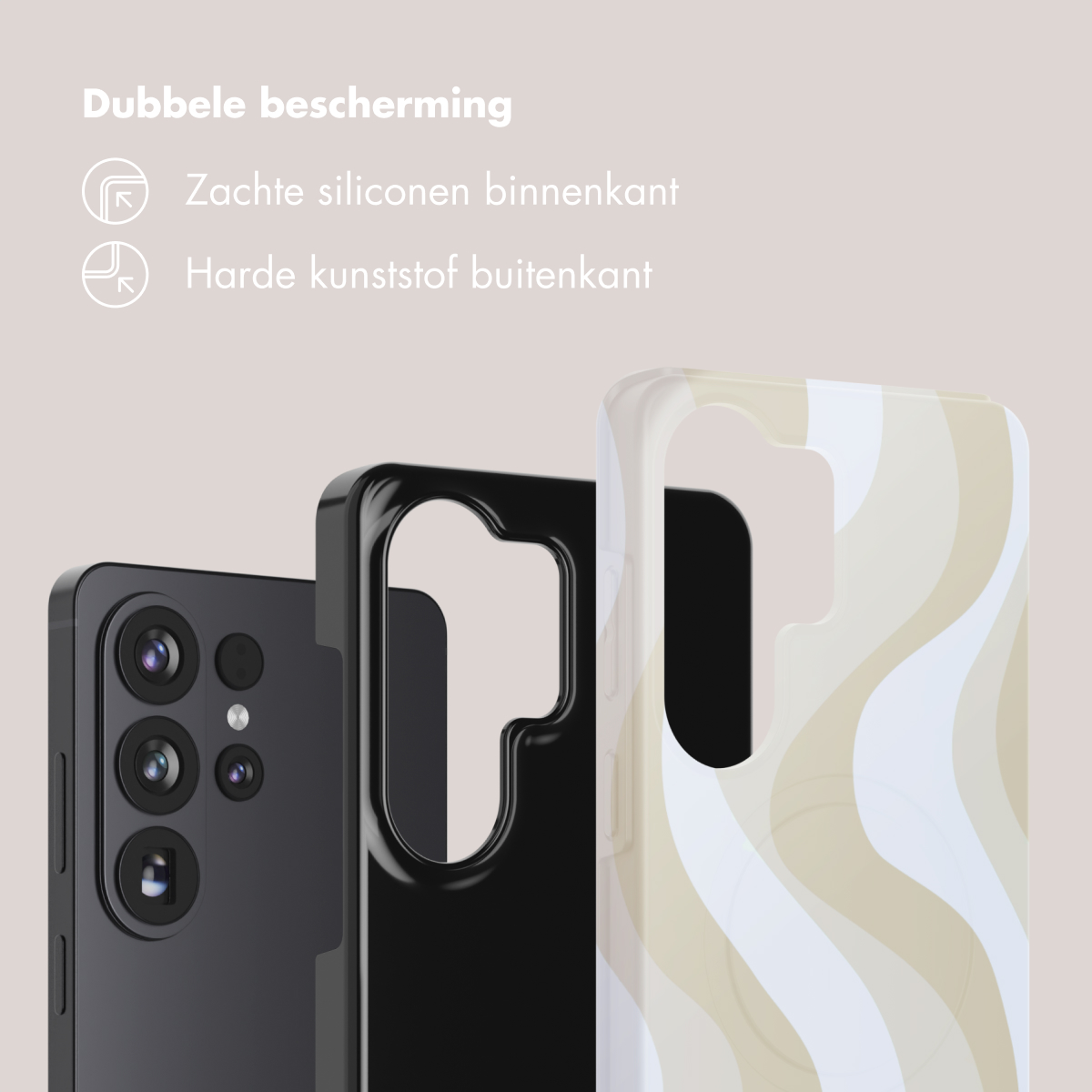 Trois coques de téléphone : une noire, une unie et une à motif ondulé.