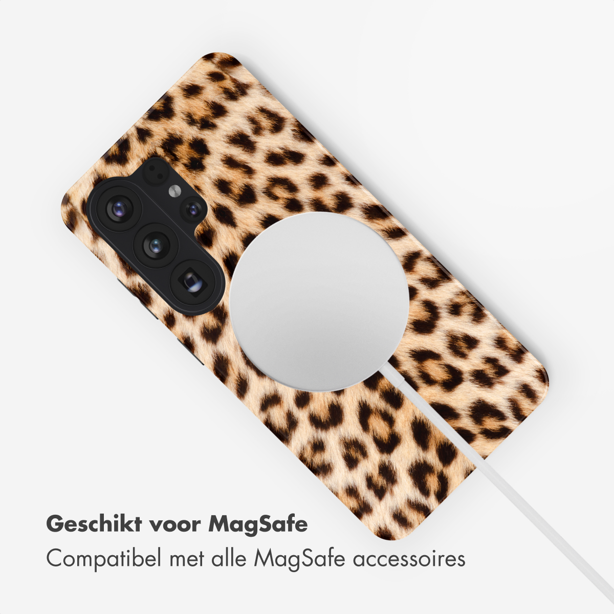 Coque de téléphone léopard avec chargeur MagSafe et appareil photo.