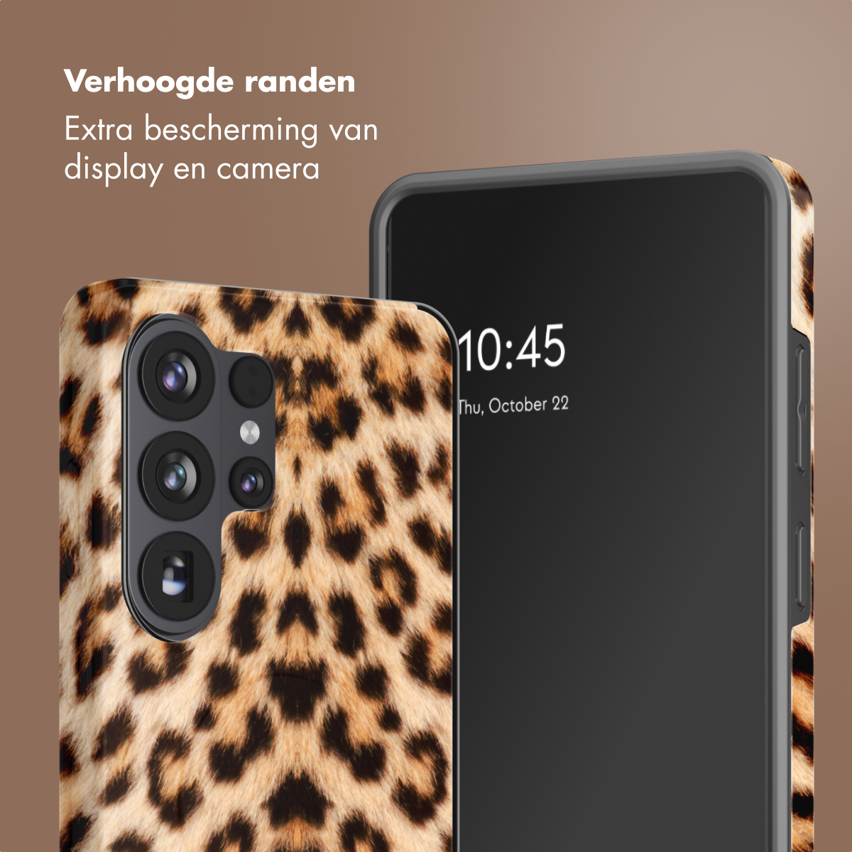 Une coque de téléphone léopard à côté d'un smartphone affichant 10h45.