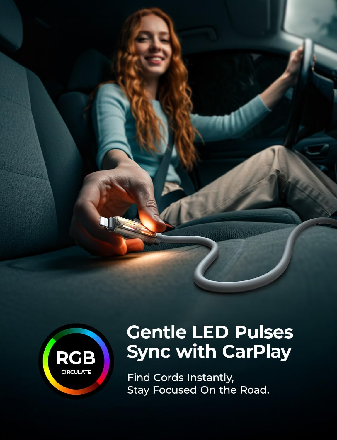 Kobieta z rudymi włosami prowadzi samochód, trzymając świecący kabel.