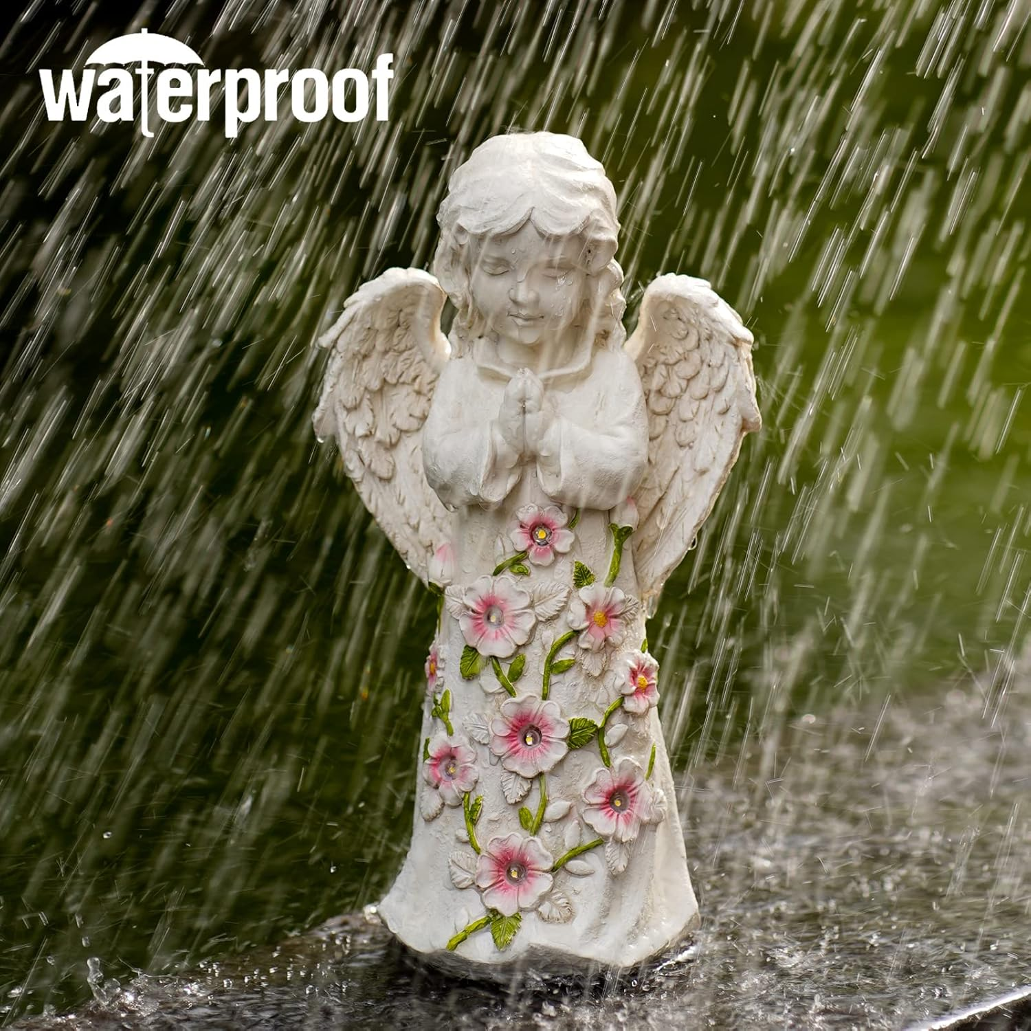 Weiße Engelsstatue mit rosa Blumen im Regen. Wasserdicht-Logo oben links.