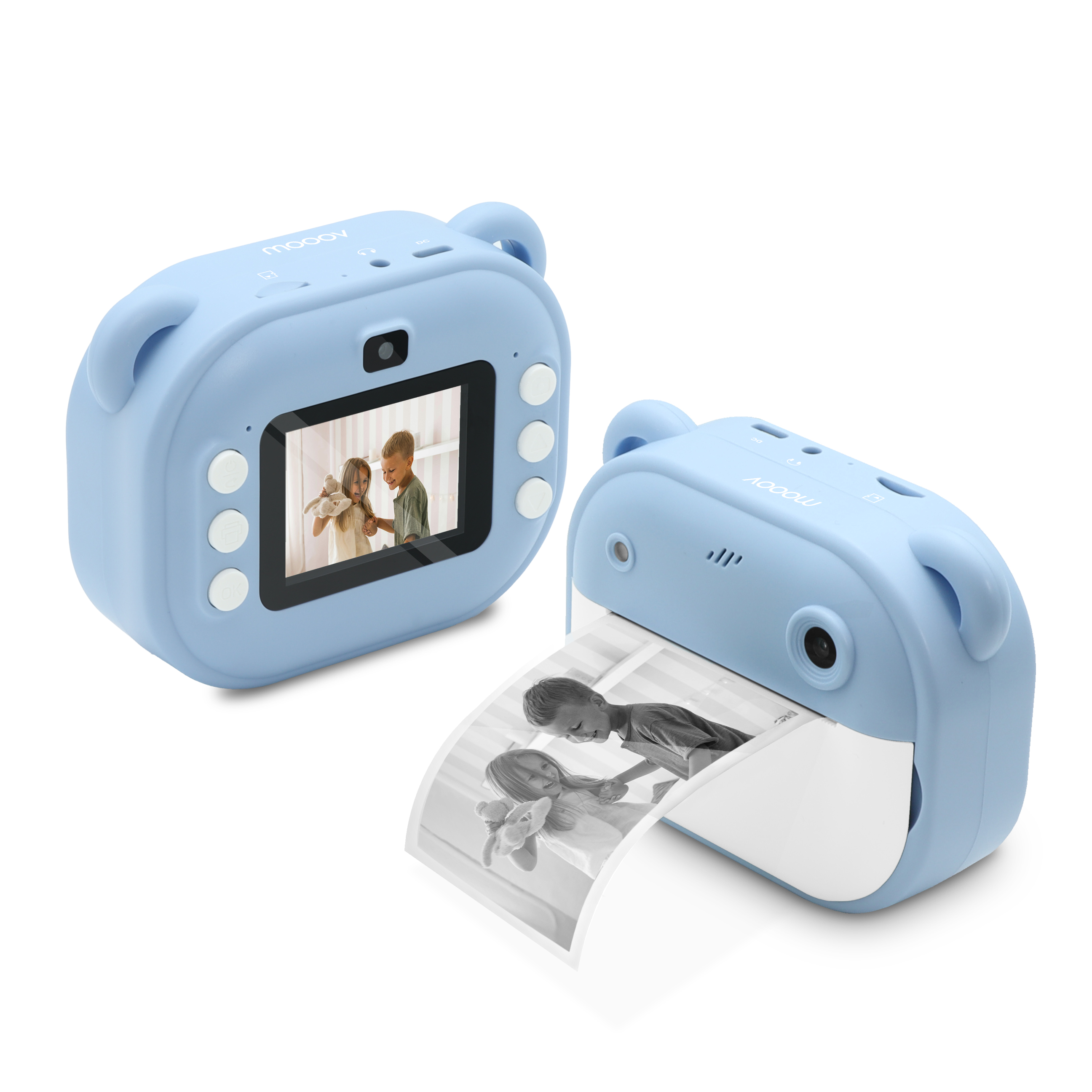 Una fotocamera istantanea blu stampa una foto in bianco e nero di due bambini.