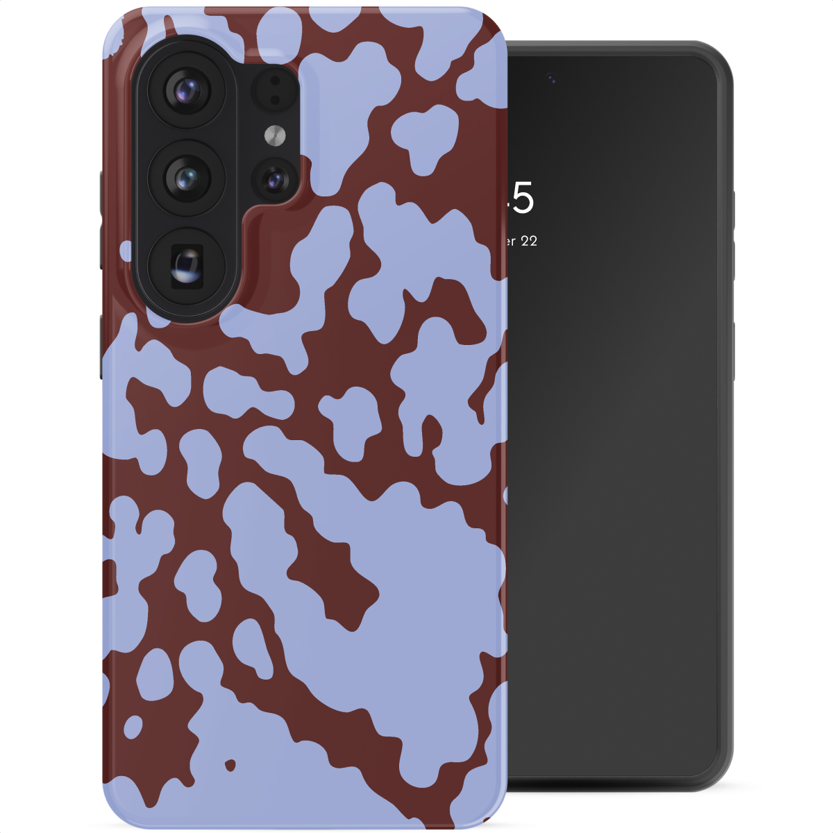 Un téléphone avec une coque à motif marron et bleu clair et un écran noir.