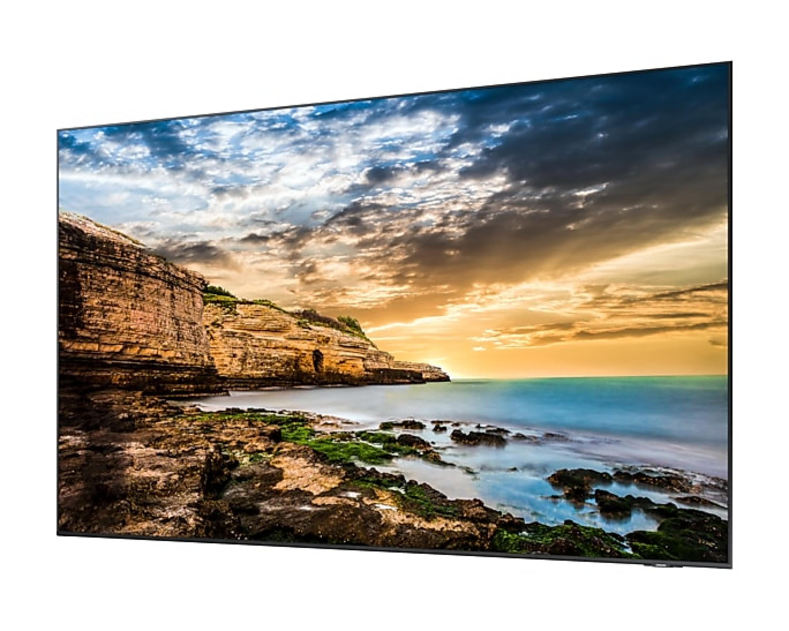 Costa rocciosa con onde e cielo drammatico al tramonto.
