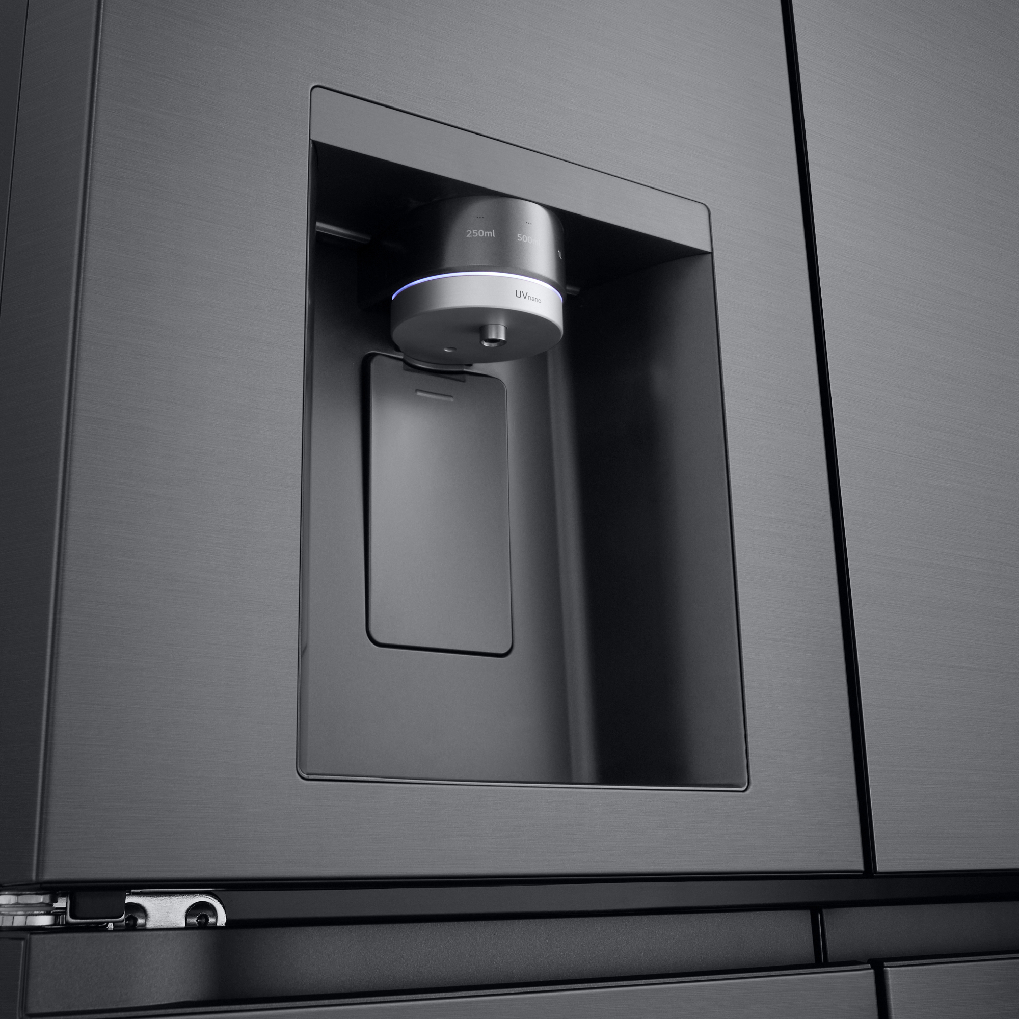 Ein dunkler Kühlschrank-Wasserspender mit UV-Nano-Technologie und Messmarkierungen.