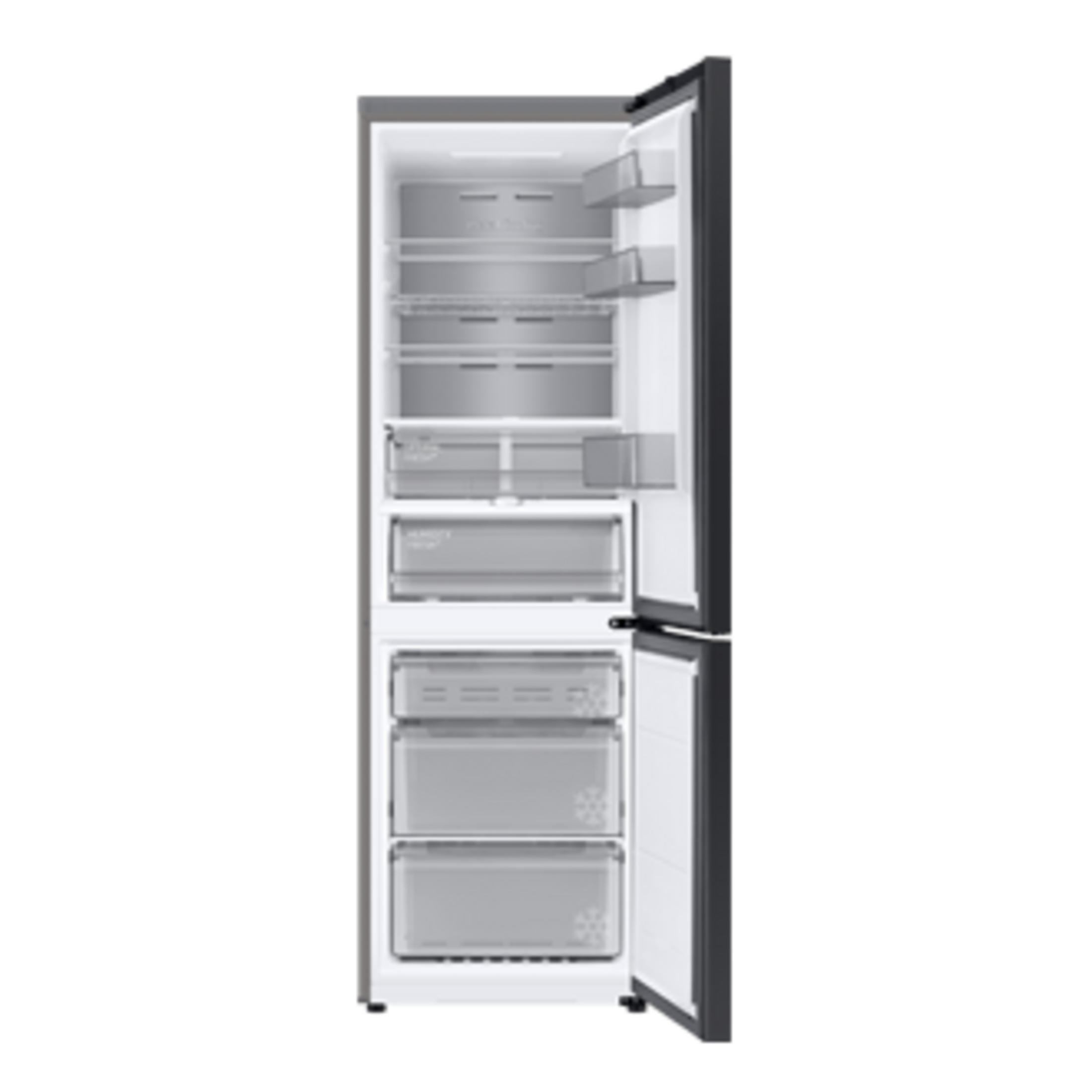 Un refrigerador abierto y oscuro con varios estantes y cajones.