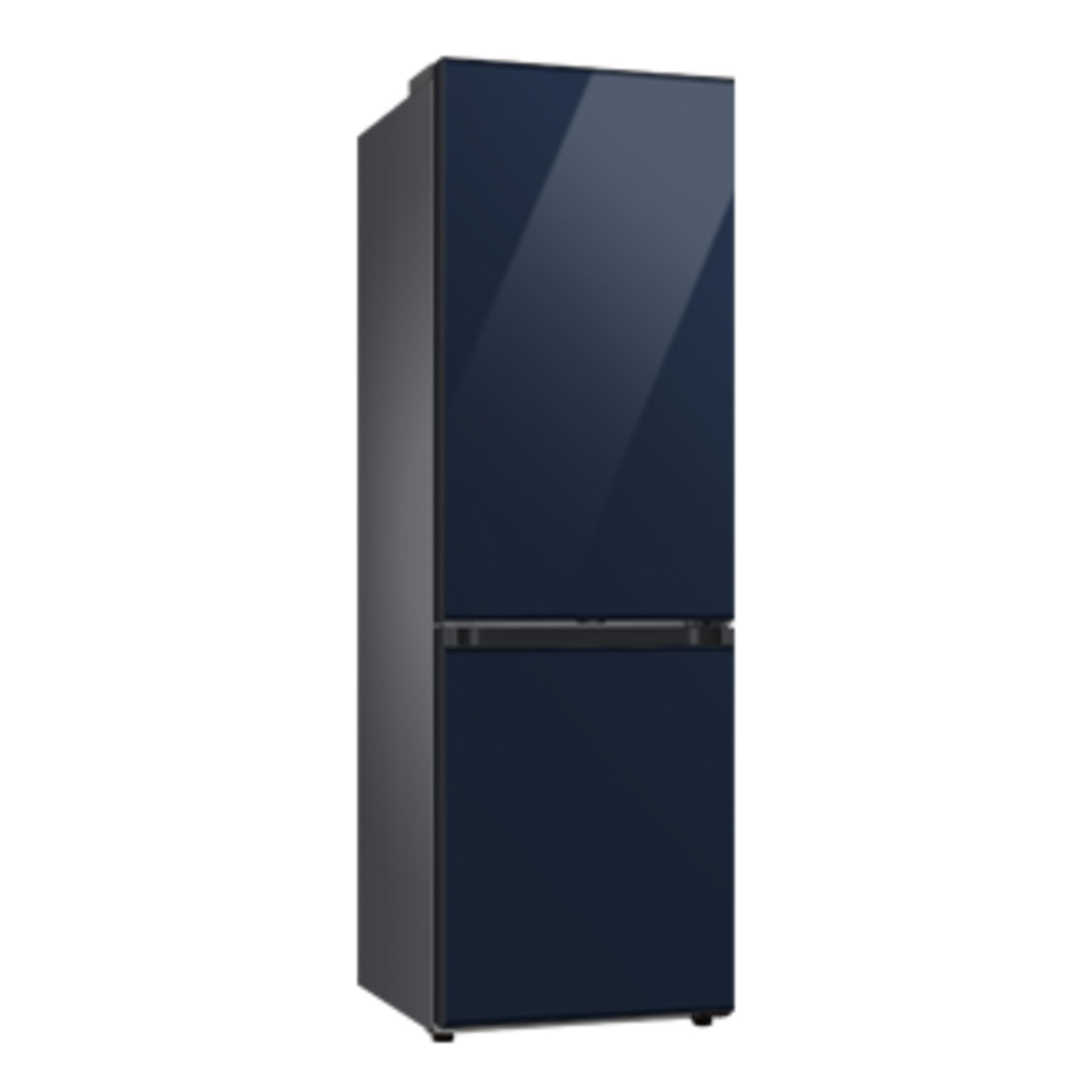 Un refrigerador azul oscuro de dos puertas sobre fondo blanco.