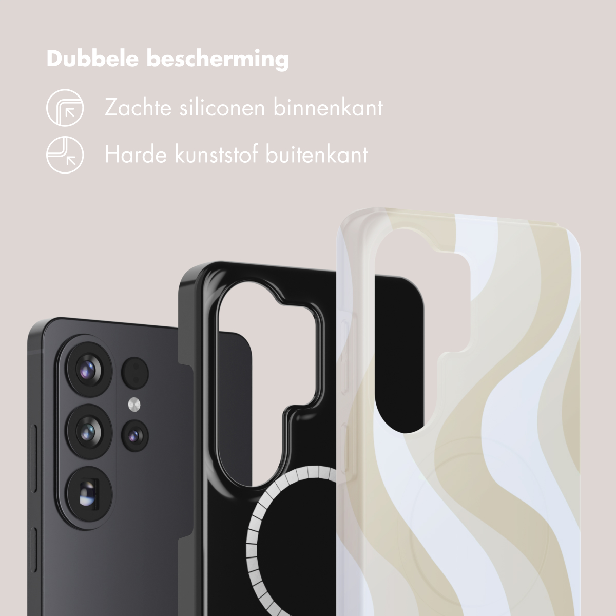 Trois coques de téléphone : une noire, une transparente et une à motif ondulé.